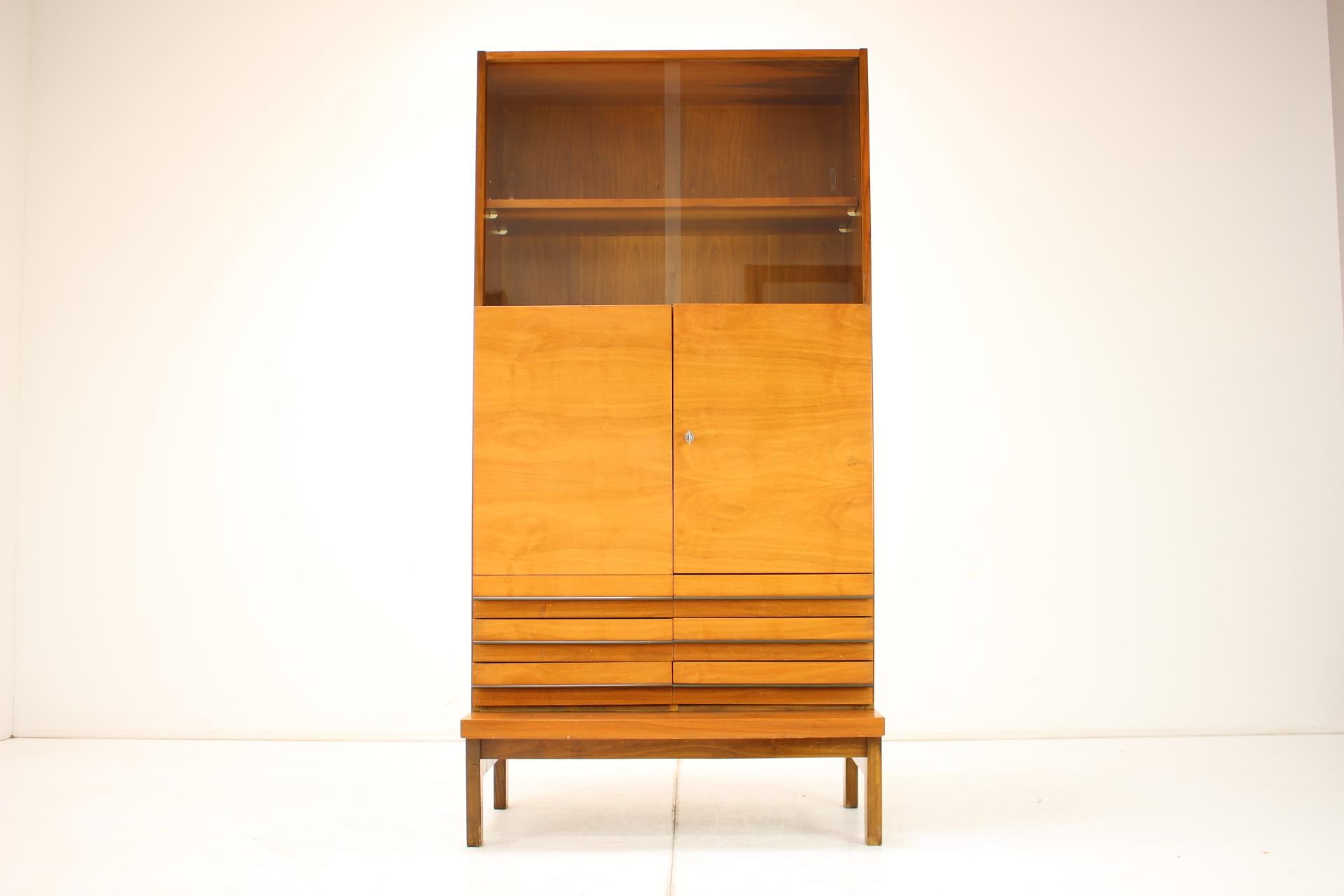 Commode en bois avec tiroirs conçue par ZNZ, fabriquée en Tchécoslovaquie dans les années 1960.
Fabriqué en chêne et en verre.
Entièrement fonctionnel, en état d'origine, présente quelques signes mineurs d'utilisation.