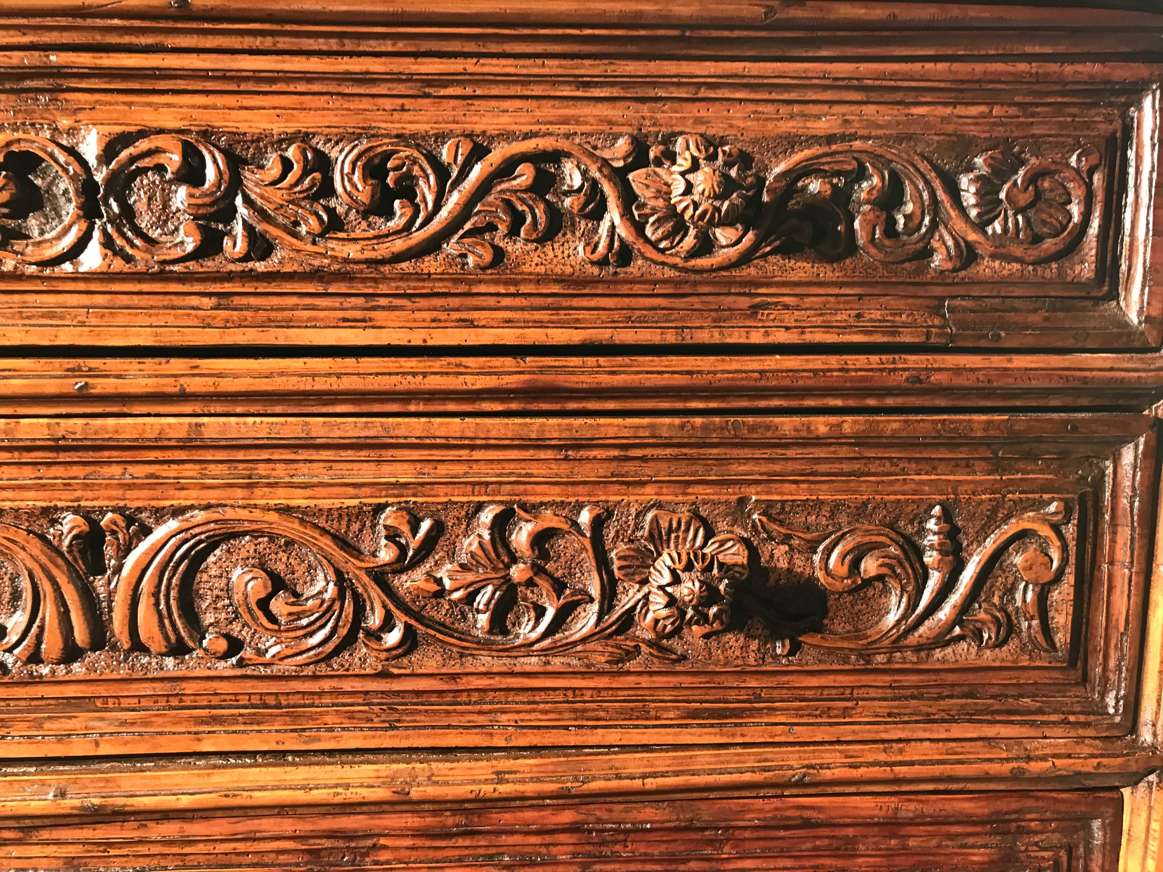 Commode Cassetone Chest of Drawers Italian Brescia Lombardy Walnut Carved Front For Sale 4