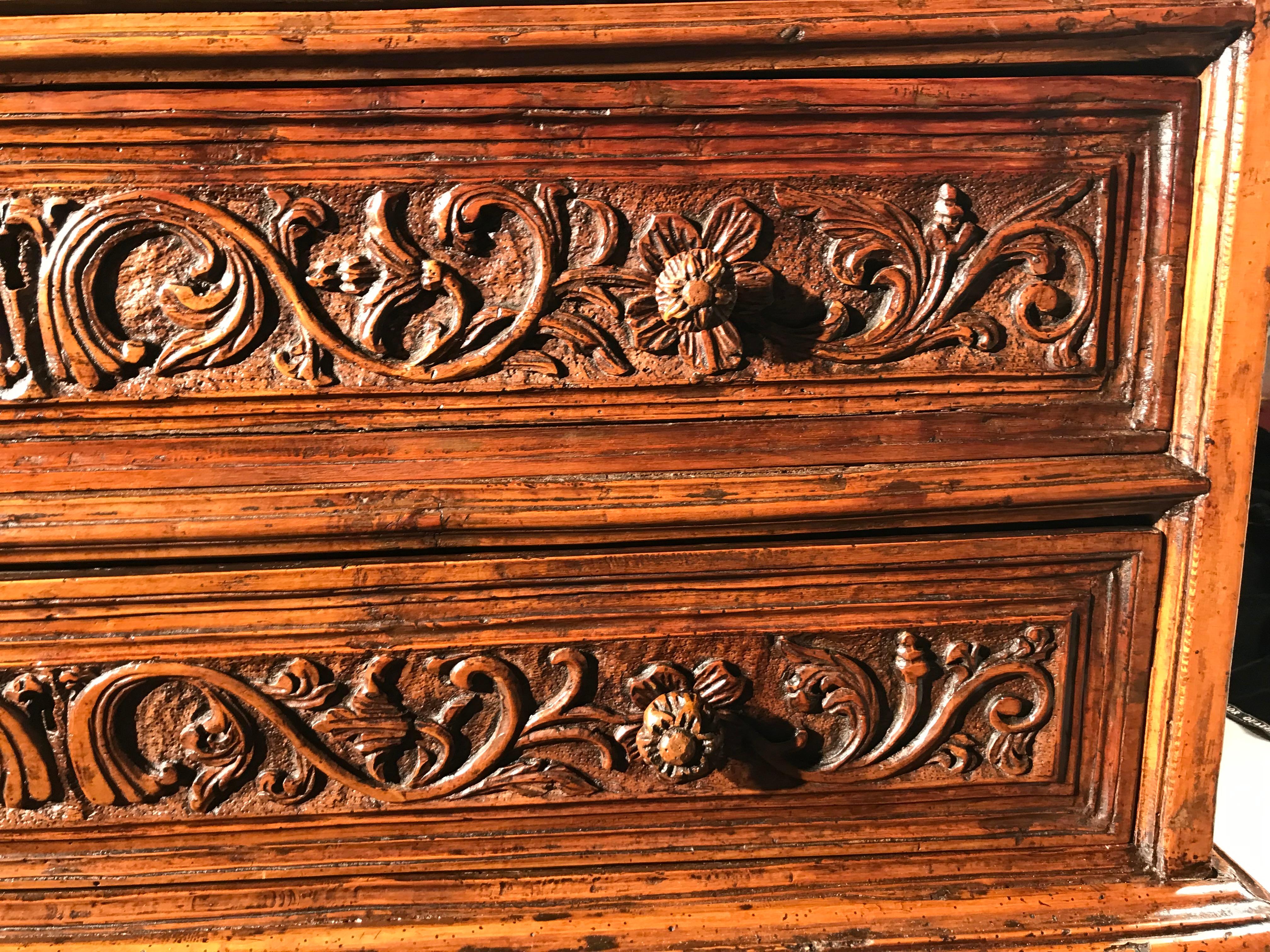 Commode Cassetone Chest of Drawers Italian Brescia Lombardy Walnut Carved Front For Sale 5