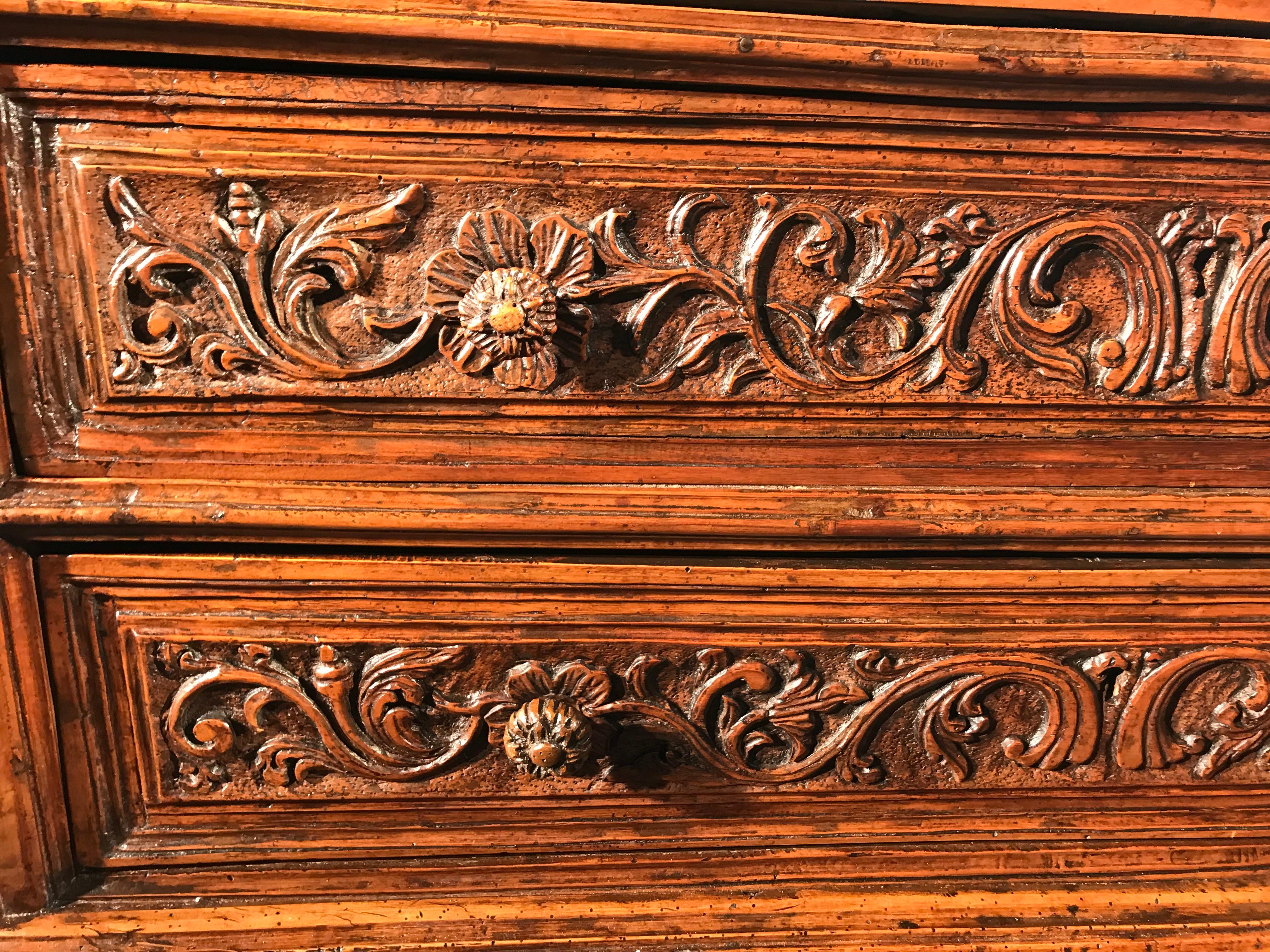 Commode Cassetone Chest of Drawers Italian Brescia Lombardy Walnut Carved Front For Sale 6