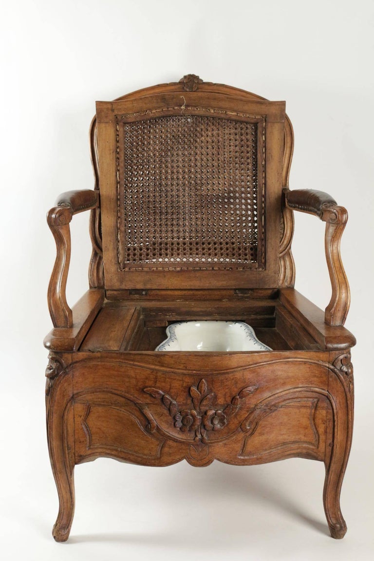 Commode Chair Period Louis XV With Its Original Porcelain Basin From Wood Commode Chair Period Louis XV with Its Original Porcelain Basin from Rouen For Sale - Commode Chair Period Louis XV With Its Original Porcelain Basin From