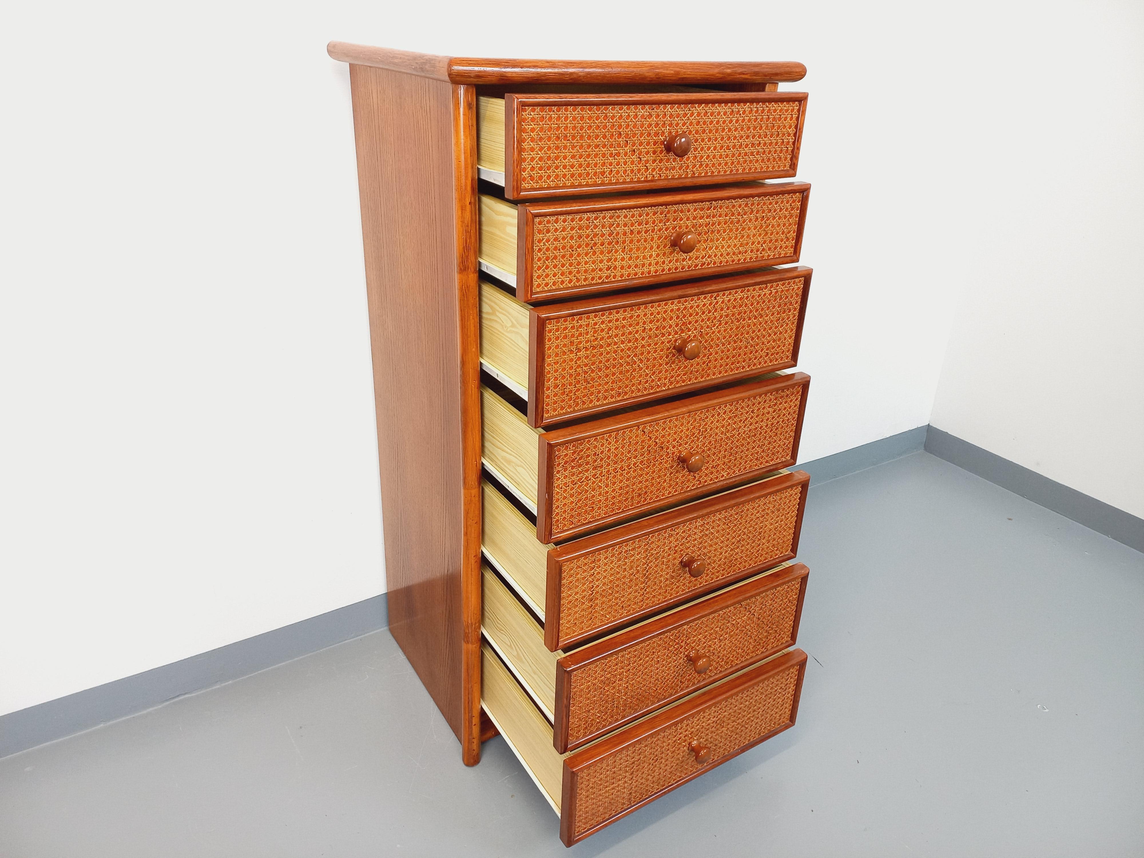 Commode chiffonnier semainier vintage en rotin, bois et cannage des années 70 en vente 3