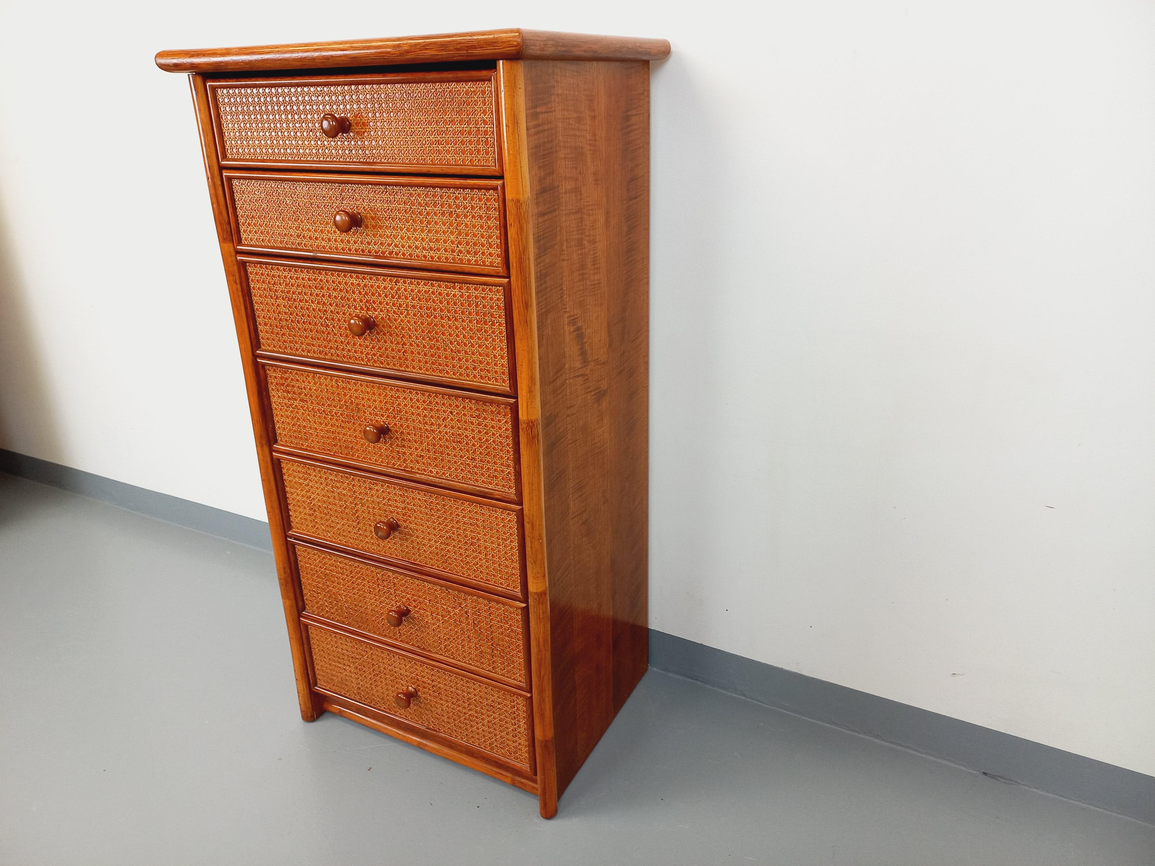 Mid-Century Modern Commode chiffonnier semainier vintage en rotin, bois et cannage des années 70 en vente