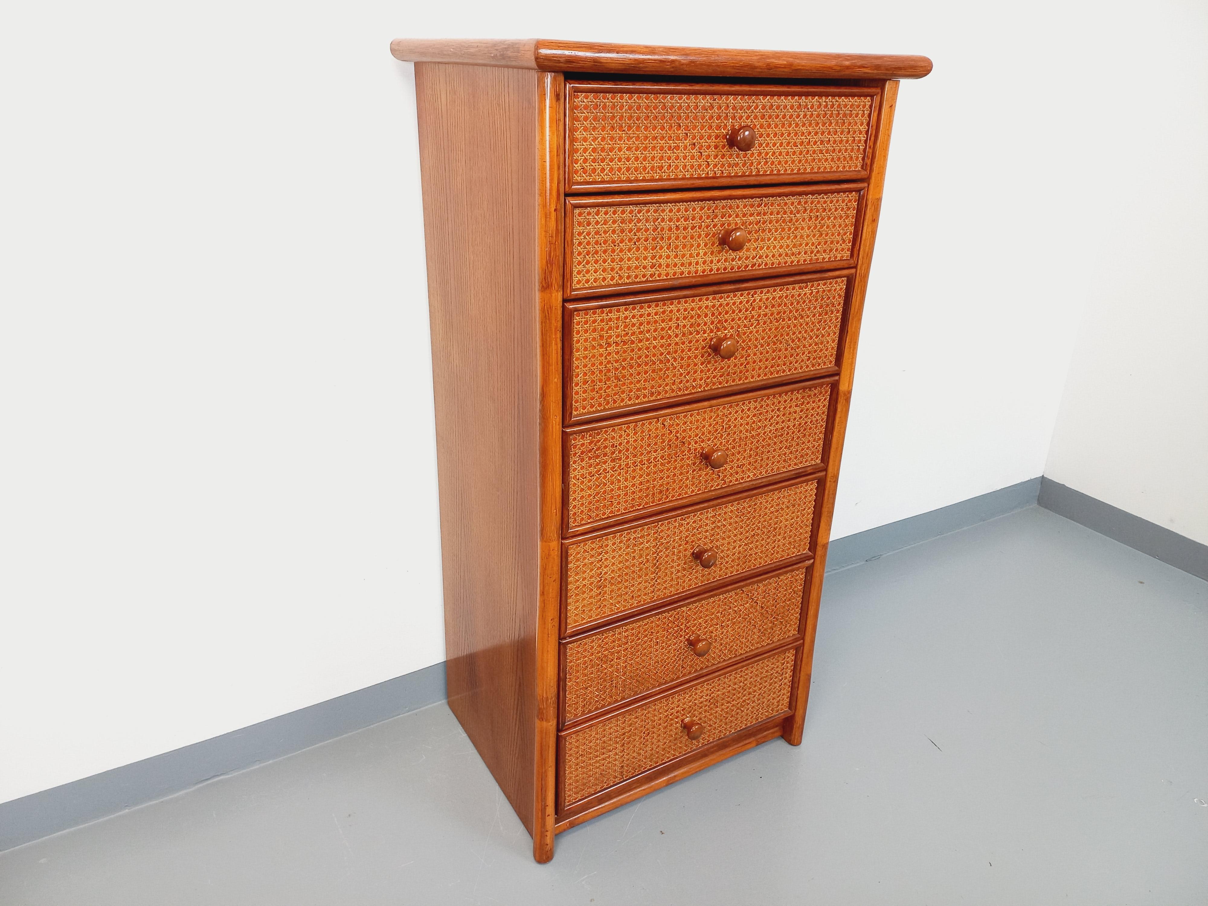 Français Commode chiffonnier semainier vintage en rotin, bois et cannage des années 70 en vente