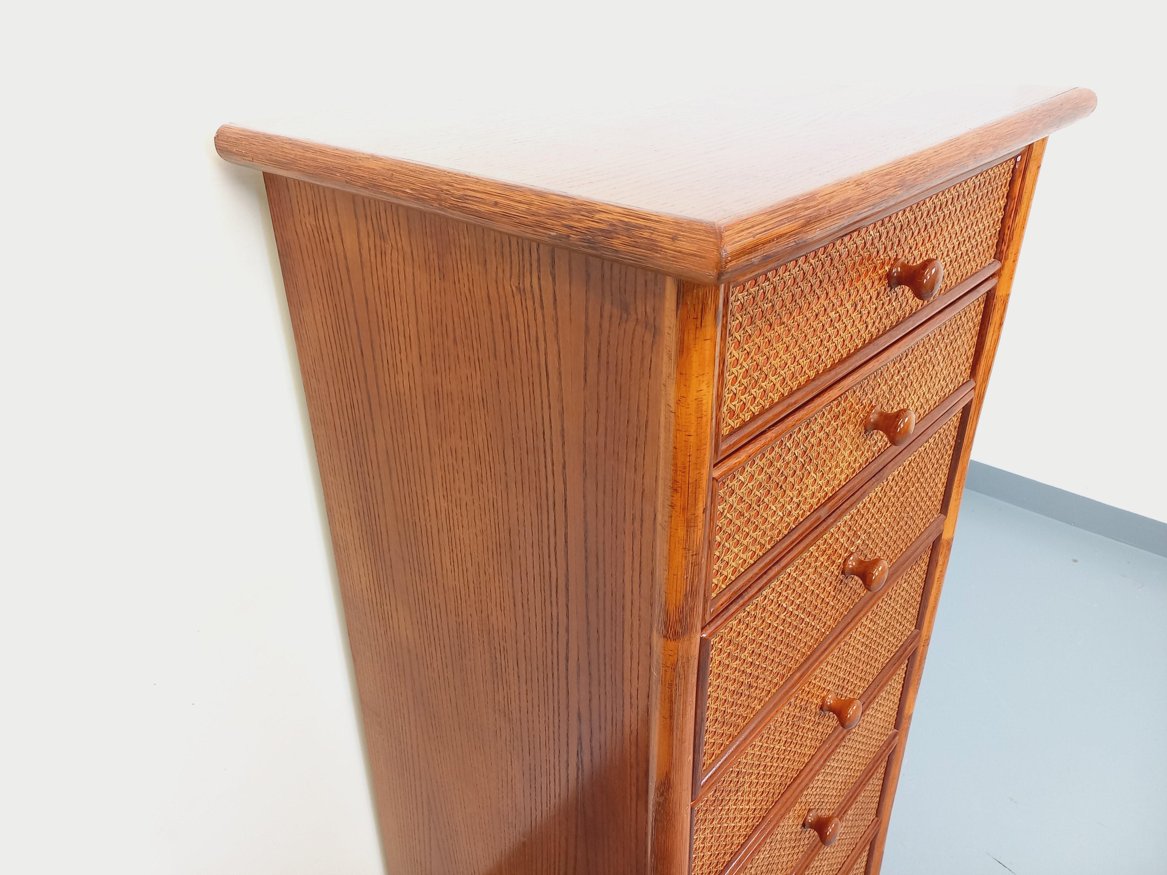 Commode chiffonnier semainier vintage en rotin, bois et cannage des années 70 Bon état - En vente à BESANÇON, FR