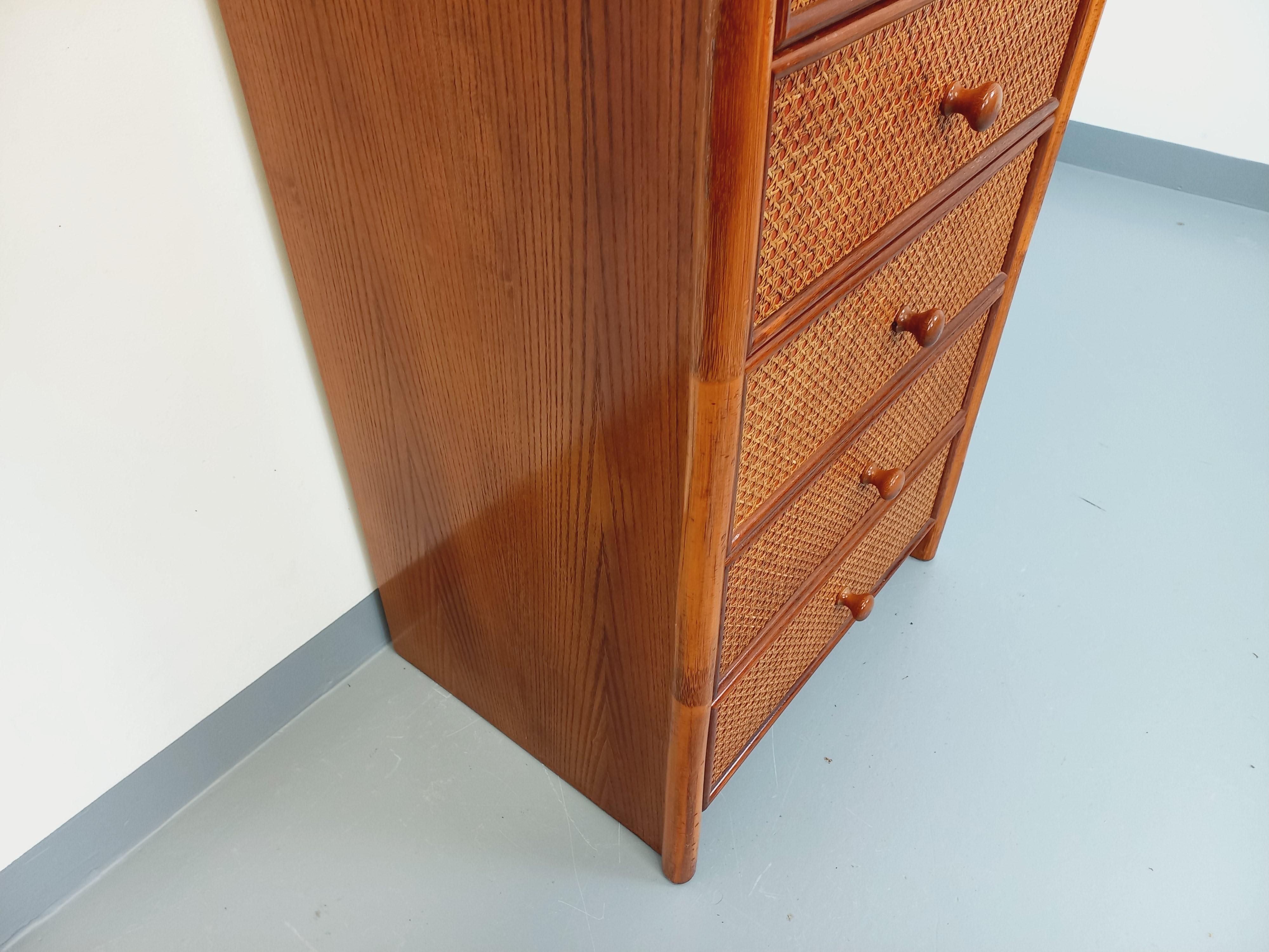 Fin du 20e siècle Commode chiffonnier semainier vintage en rotin, bois et cannage des années 70 en vente