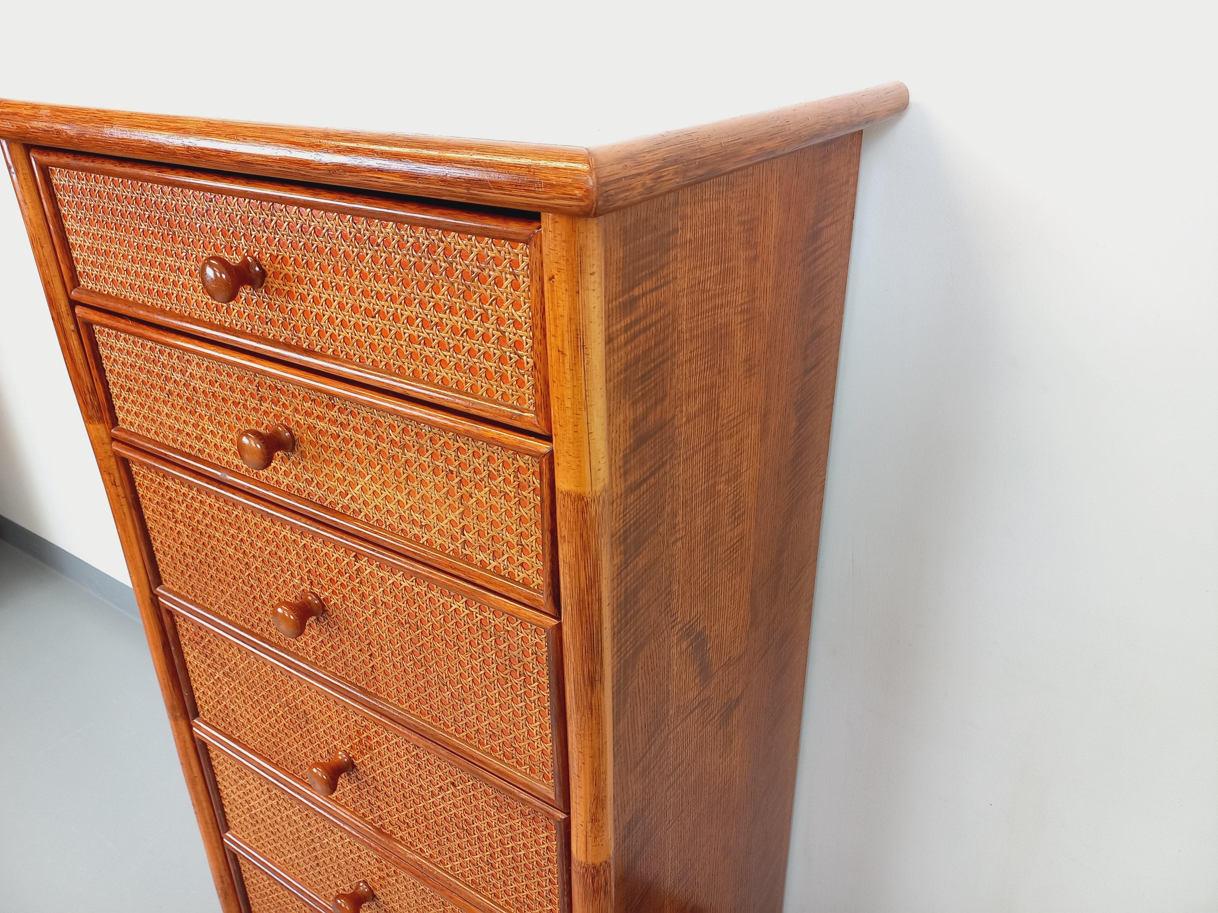 Rotin Commode chiffonnier semainier vintage en rotin, bois et cannage des années 70 en vente