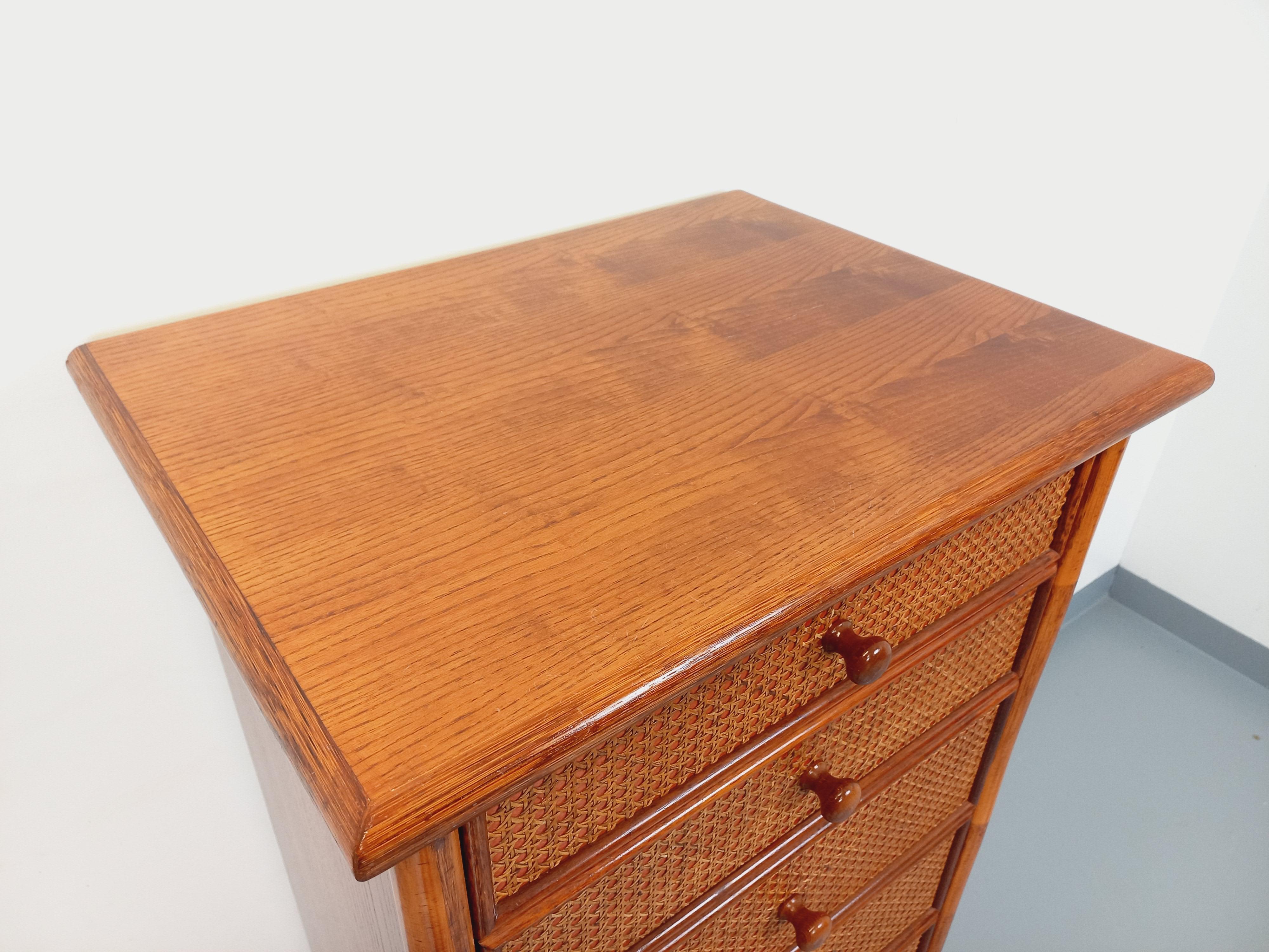 Commode chiffonnier semainier vintage en rotin, bois et cannage des années 70 en vente 1