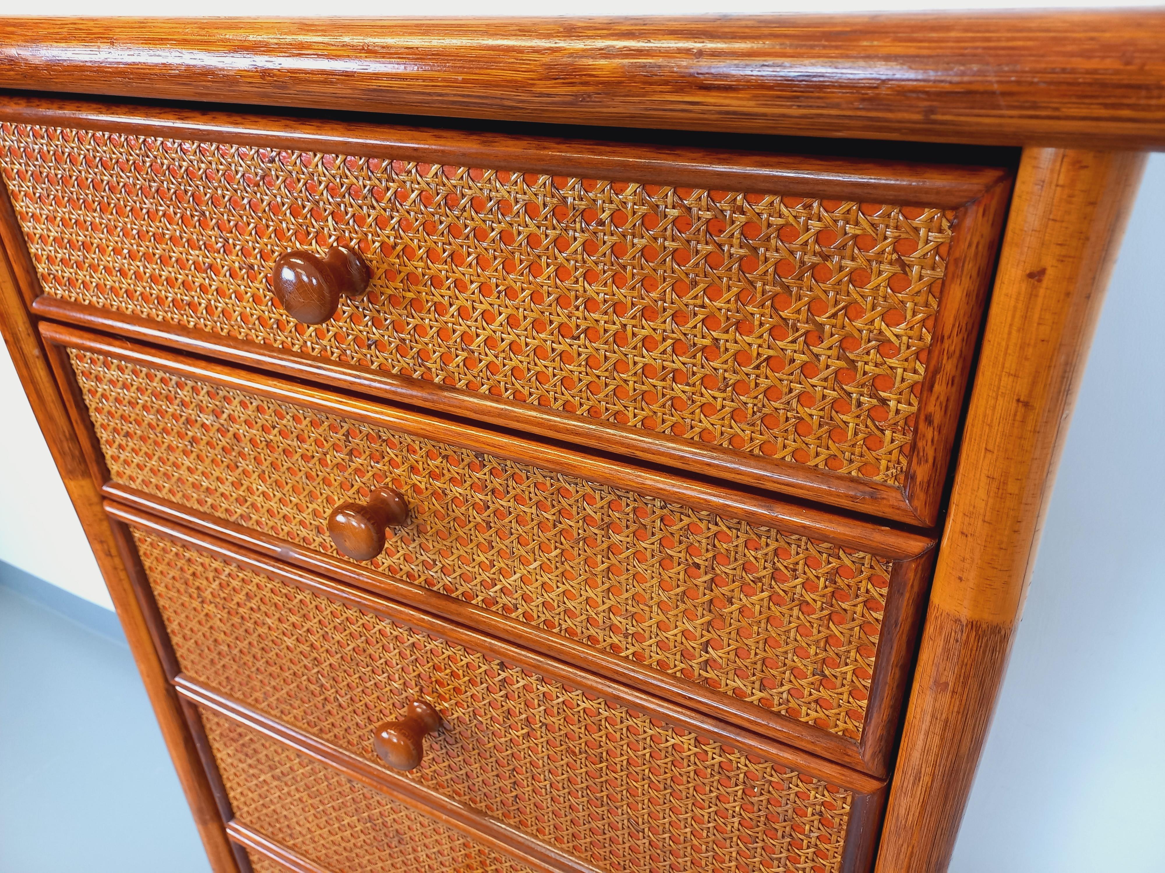Commode chiffonnier semainier vintage en rotin, bois et cannage des années 70 en vente 2