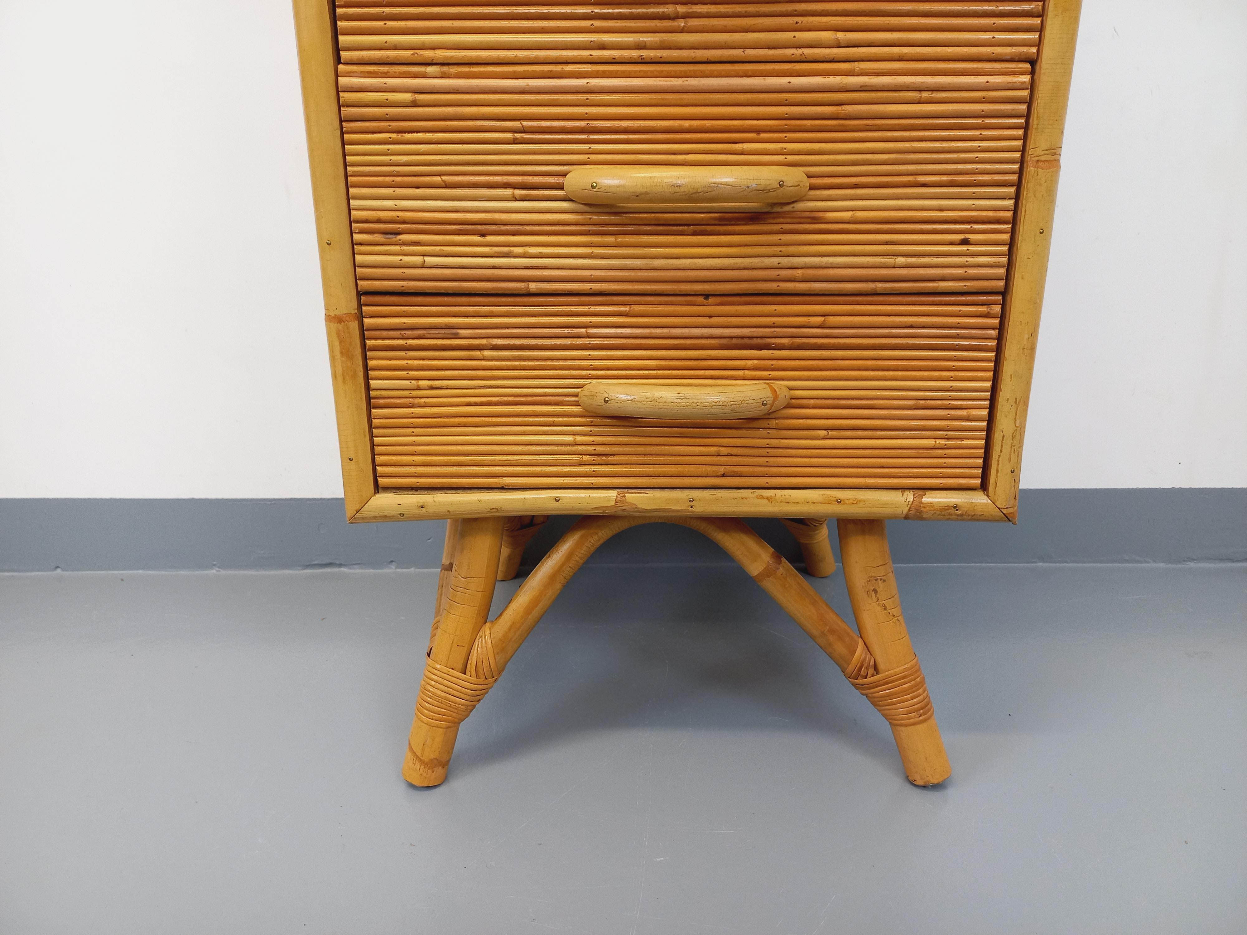 Commode chiffonnier vintage des années 70, en rotin, poignées en rotin, 6 tiroirs, très belles lignes. Très bon état.
Rif. 241 025
Altezza: 117 cm
Dimensioni: 54 cm
Profondeur : 52 cm
