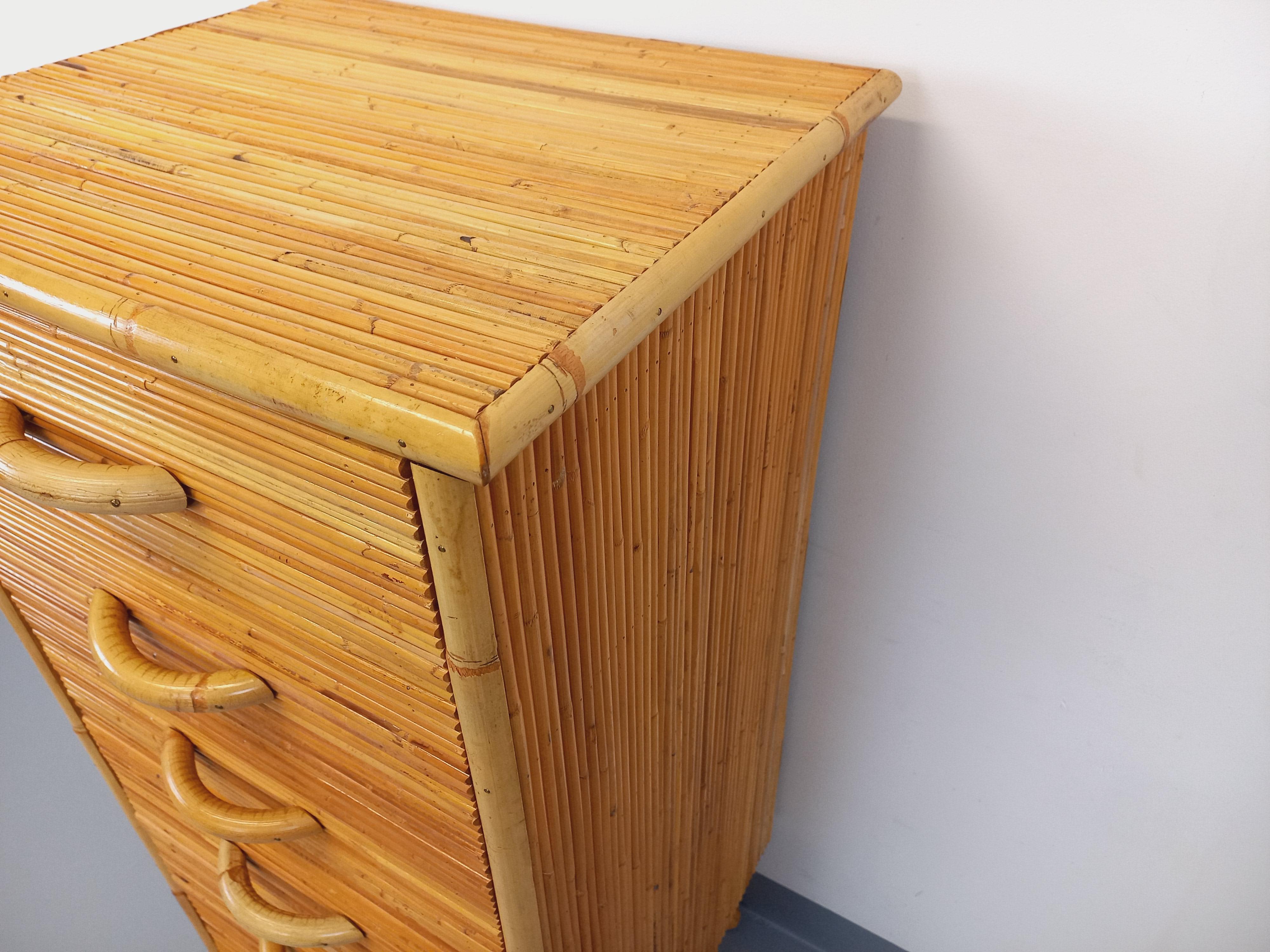 Mid-Century moderno Commode chiffonnier vintage en rotin degli anni '70 in vendita