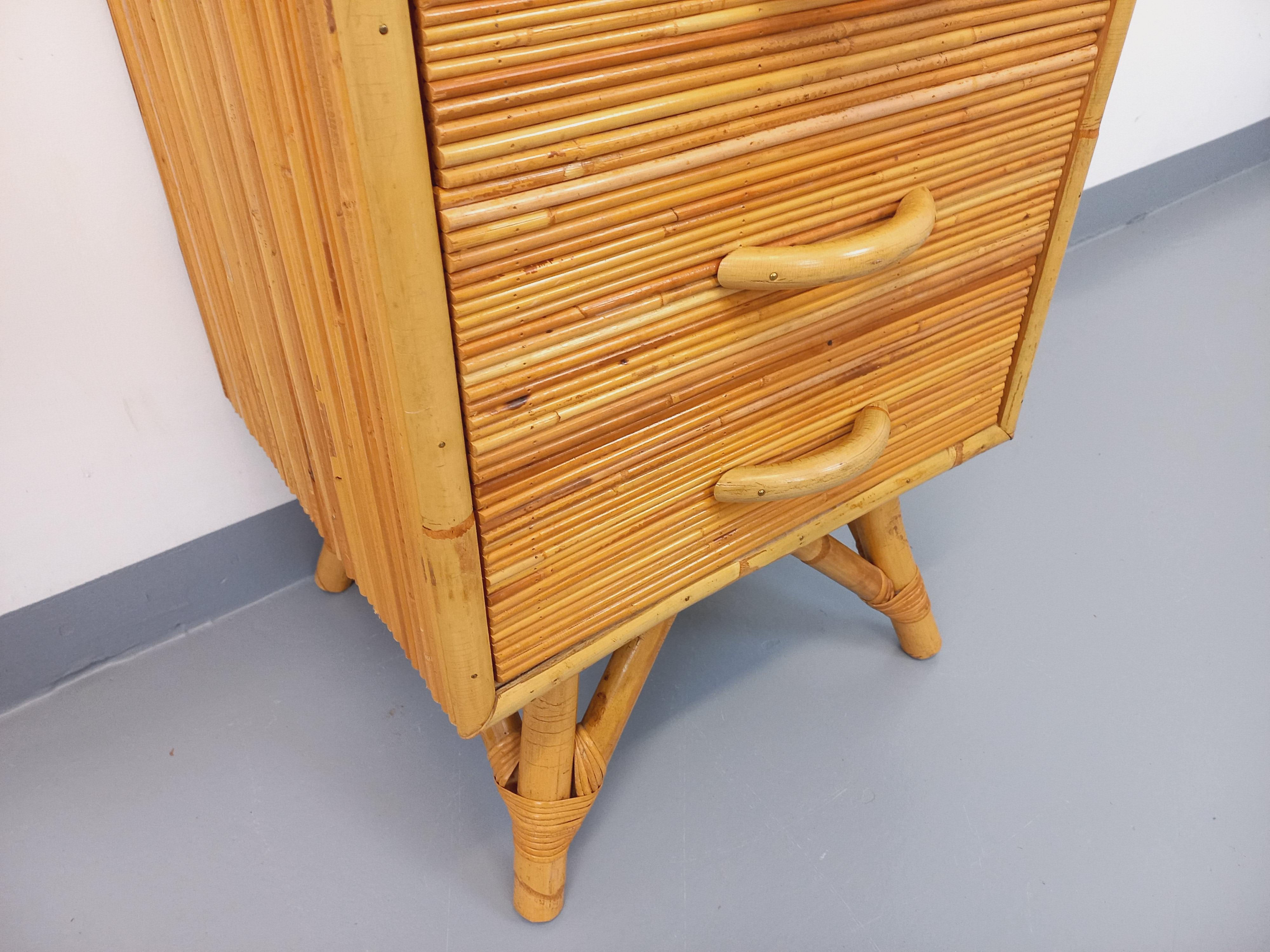 Francese Commode chiffonnier vintage en rotin degli anni '70 in vendita