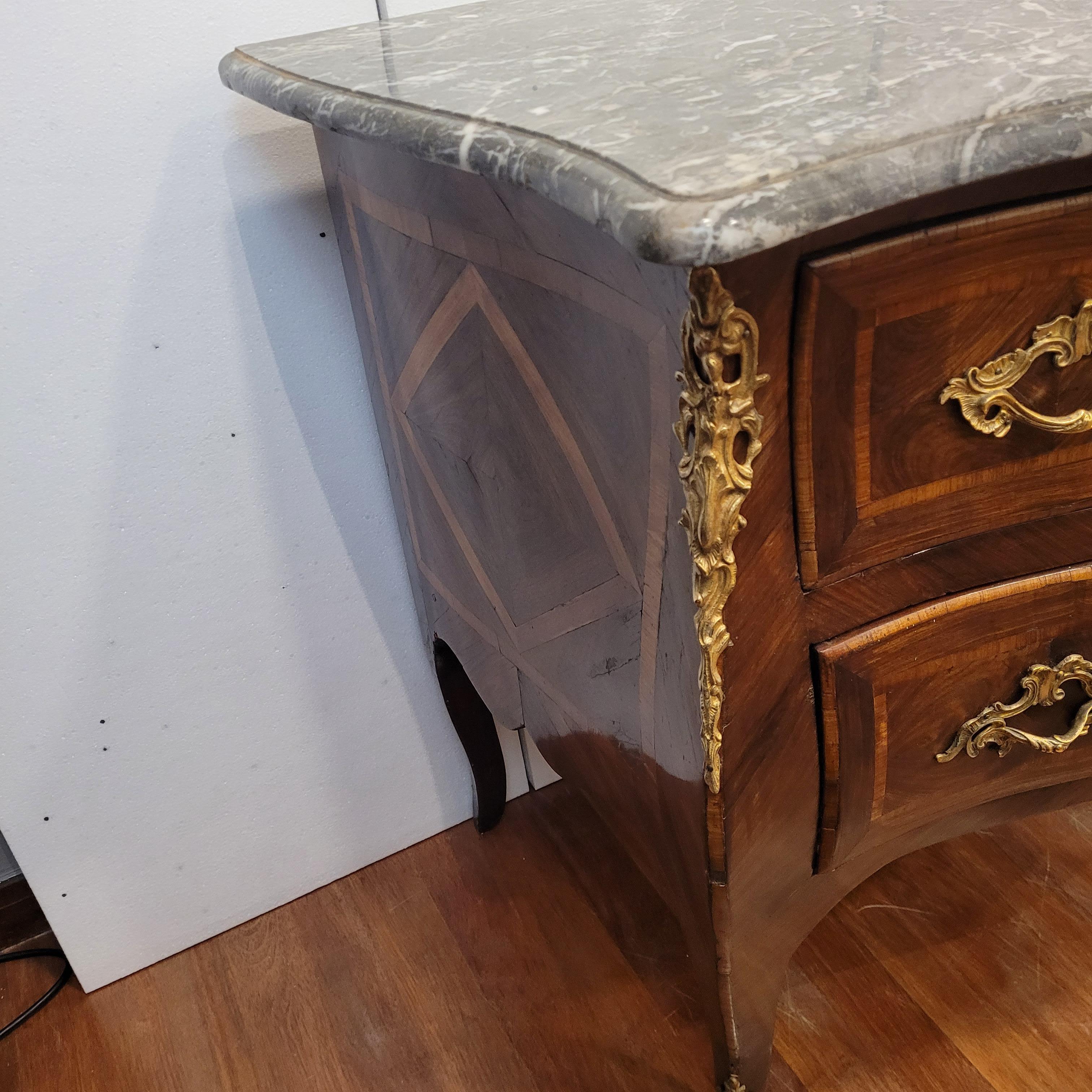 Commode curved Francia Louis XV chest of drawers in marquetry, ormolu , marble en venta 2