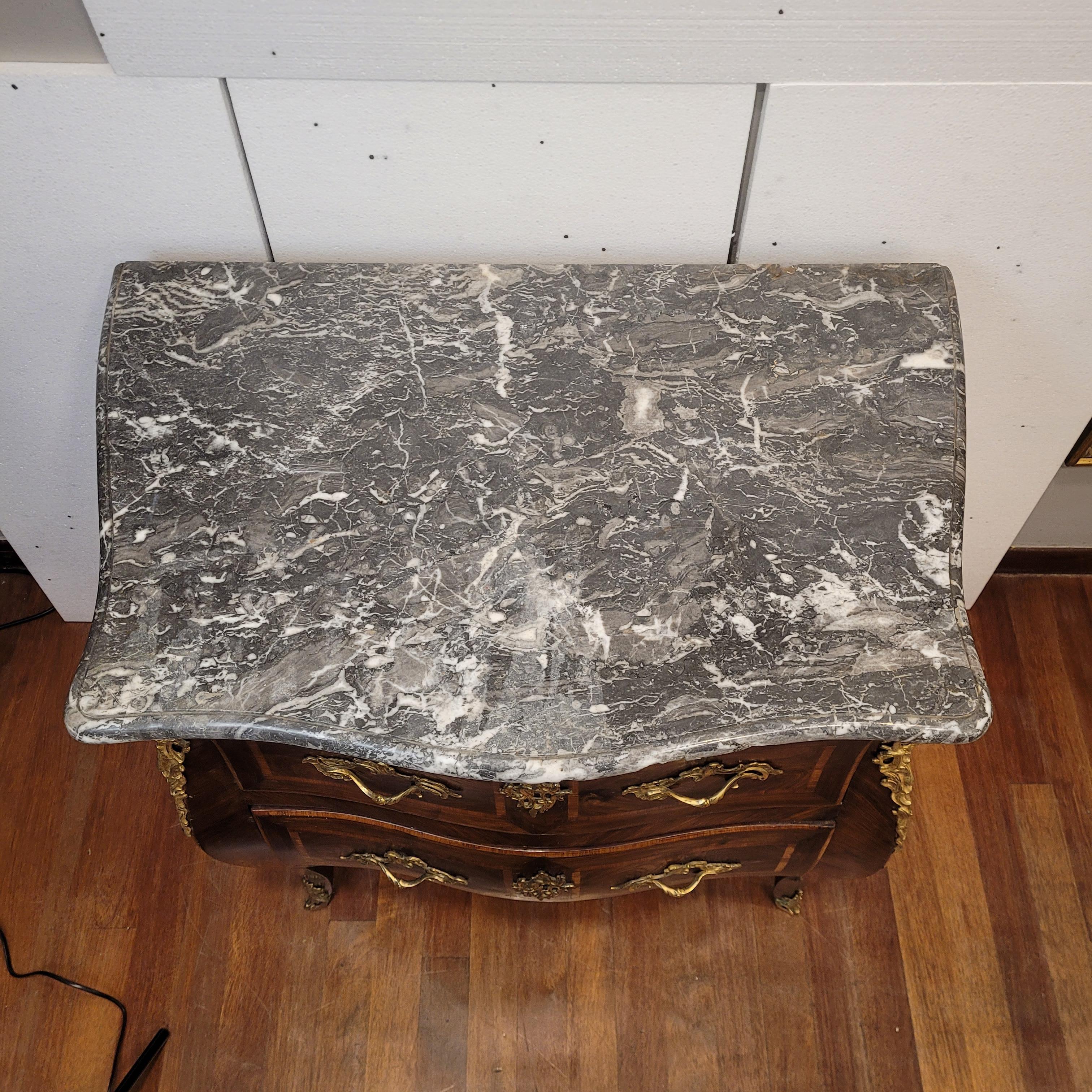 Commode curved Francia Louis XV chest of drawers in marquetry, ormolu , marble en venta 3
