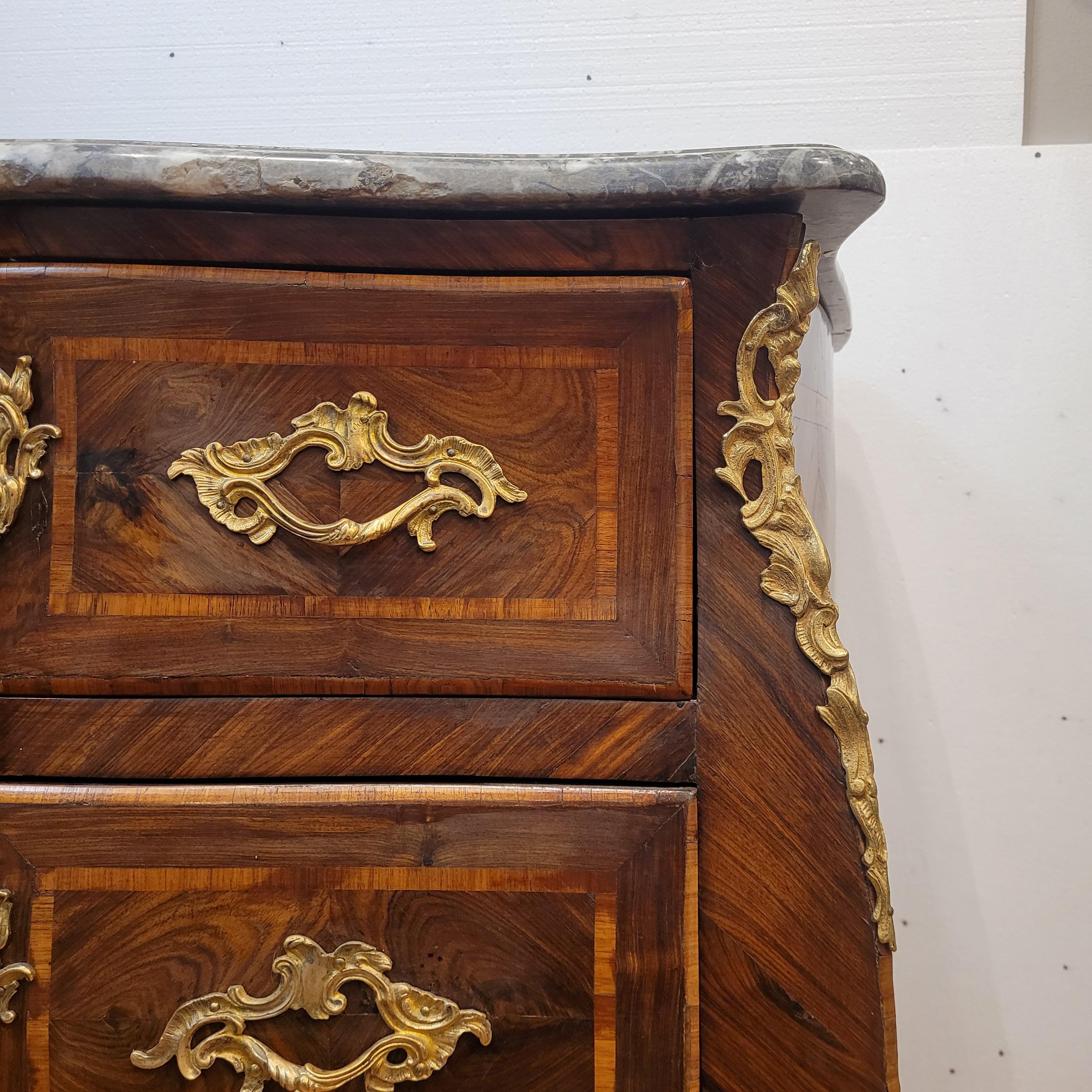 Commode curved Francia Louis XV chest of drawers in marquetry, ormolu , marble en venta 4