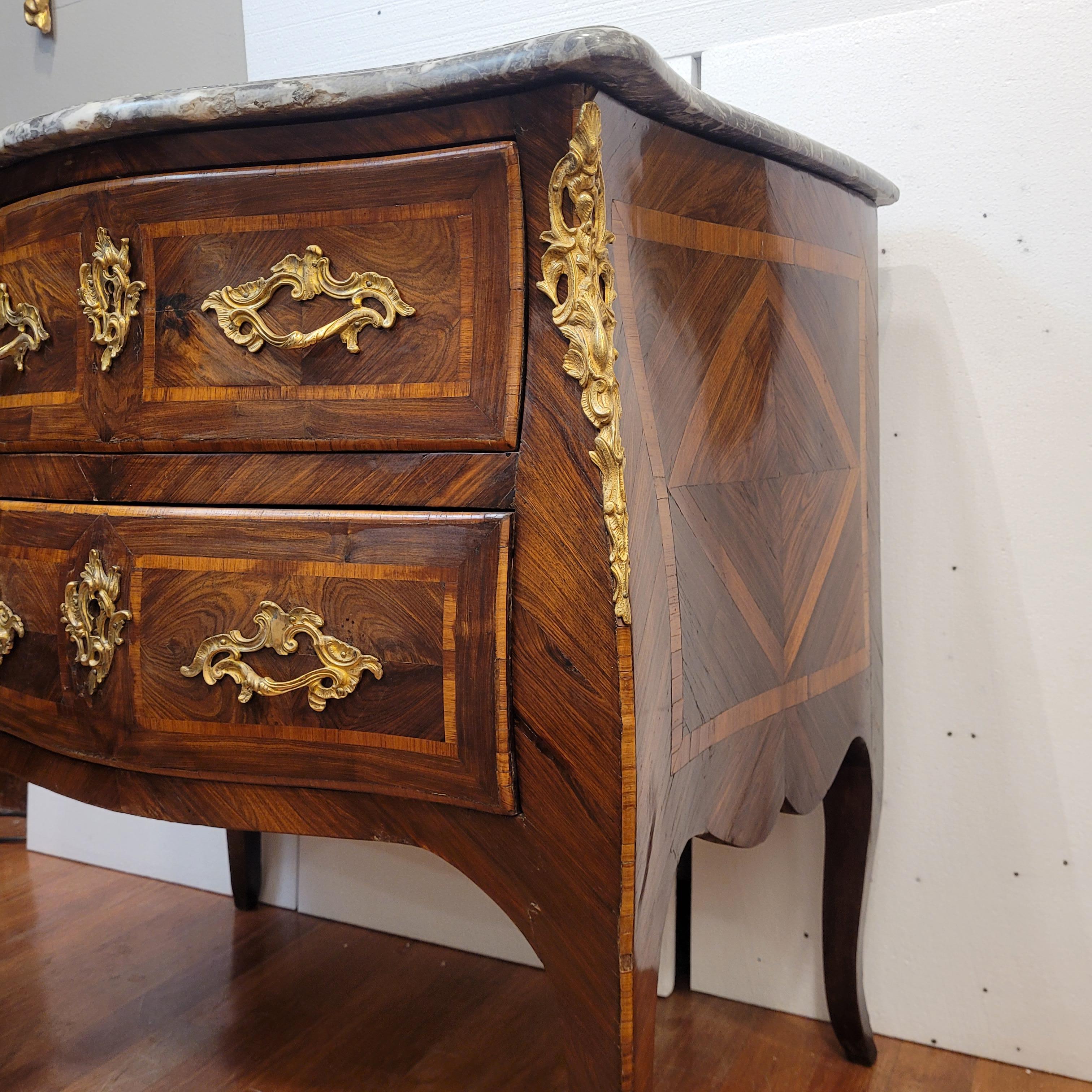 Commode curved Francia Louis XV chest of drawers in marquetry, ormolu , marble en venta 5
