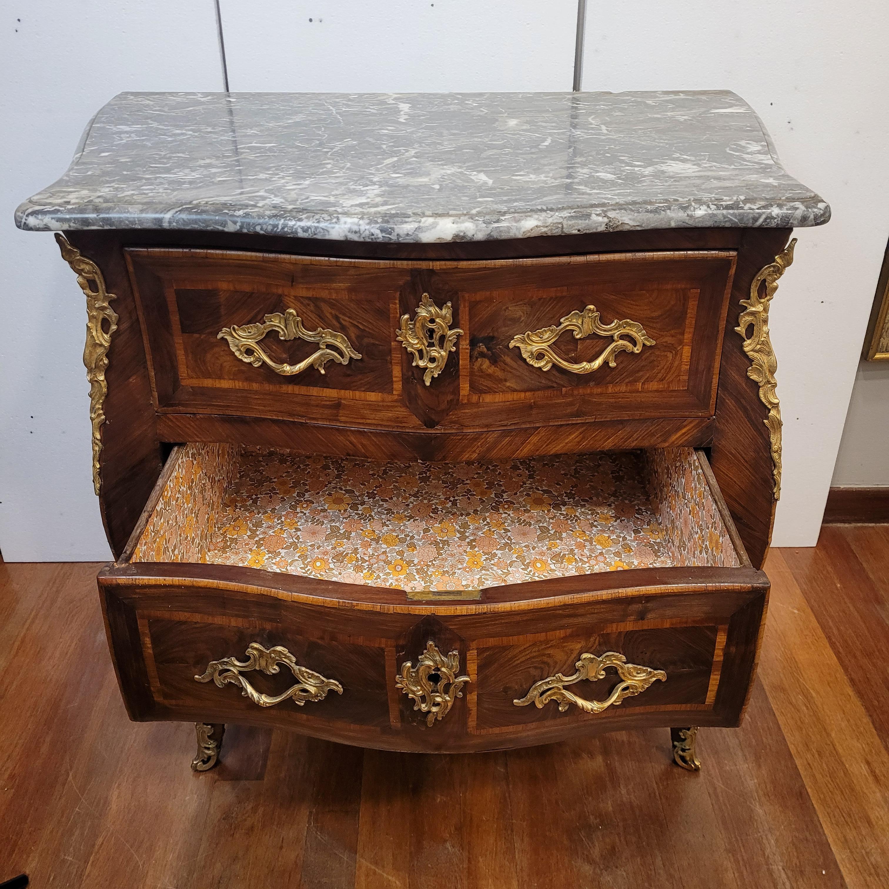 Commode curved Francia Louis XV chest of drawers in marquetry, ormolu , marble en venta 6