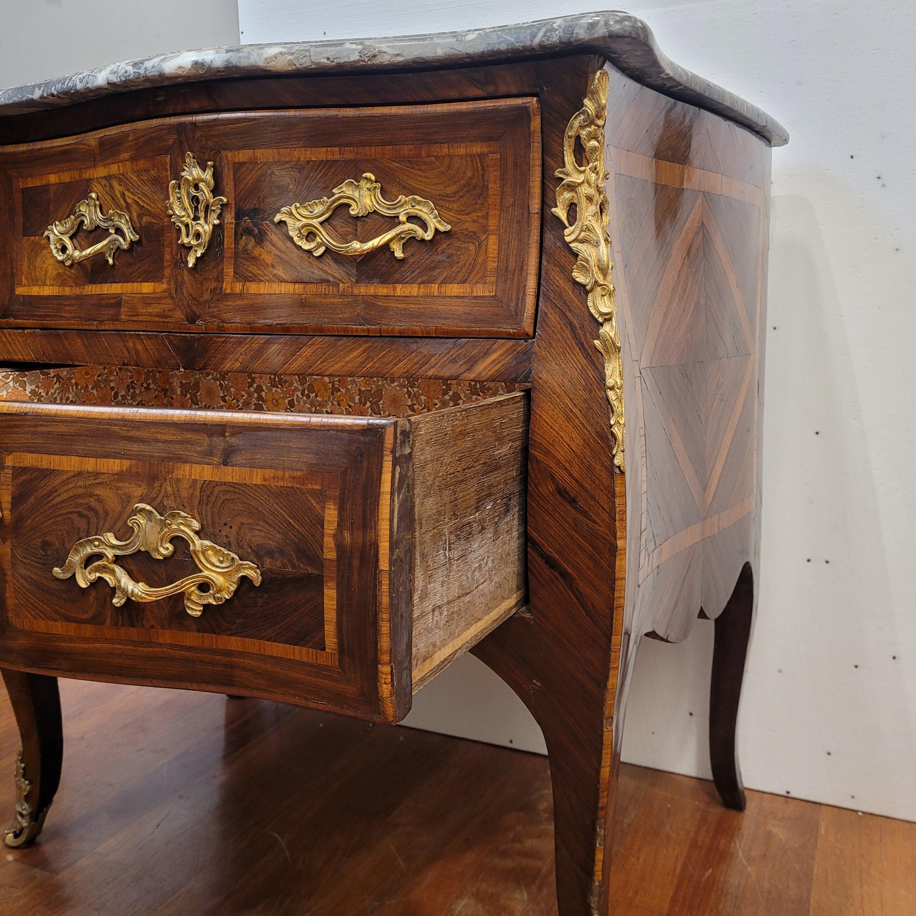 Commode curved Francia Louis XV chest of drawers in marquetry, ormolu , marble en venta 8