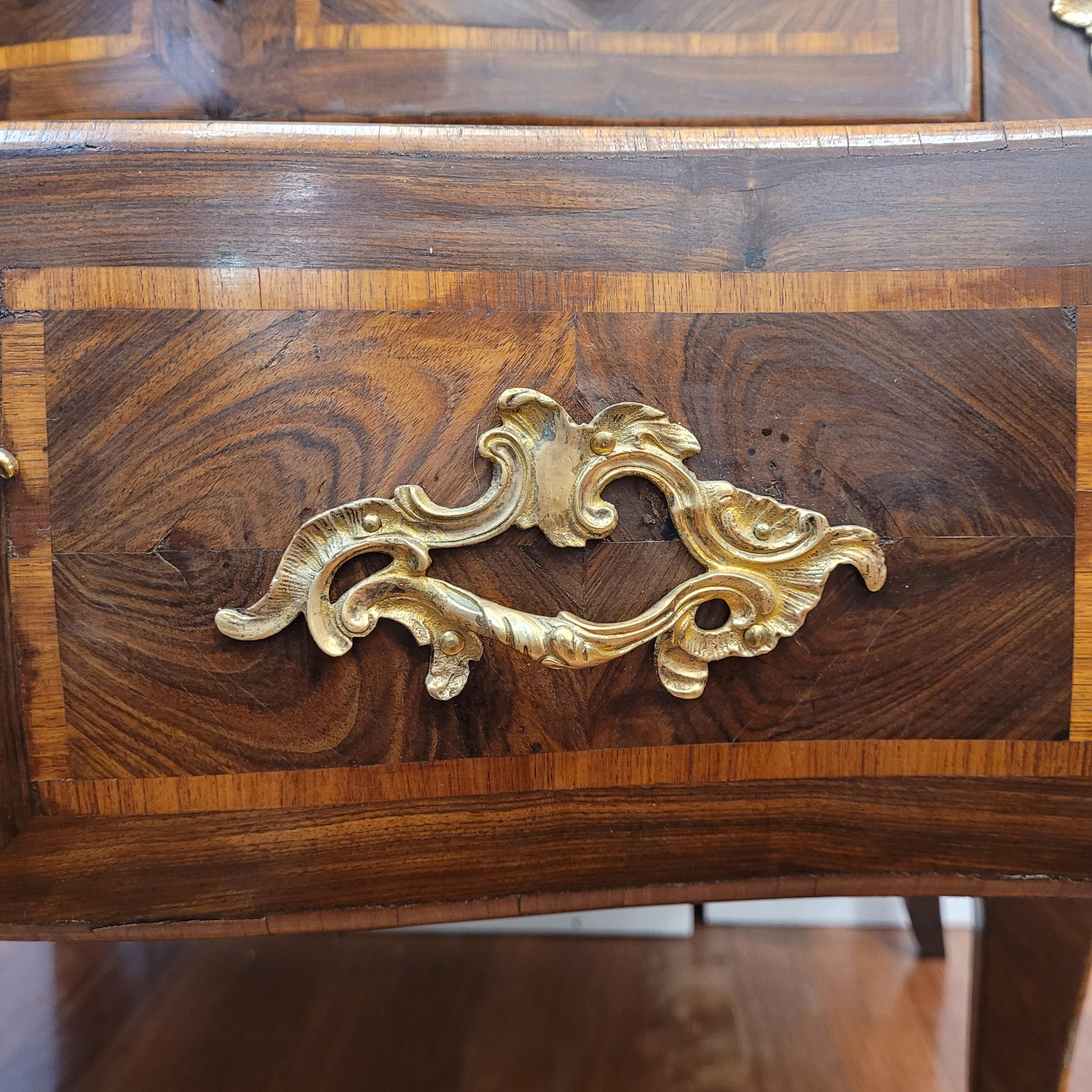 Commode curved Francia Louis XV chest of drawers in marquetry, ormolu , marble en venta 9