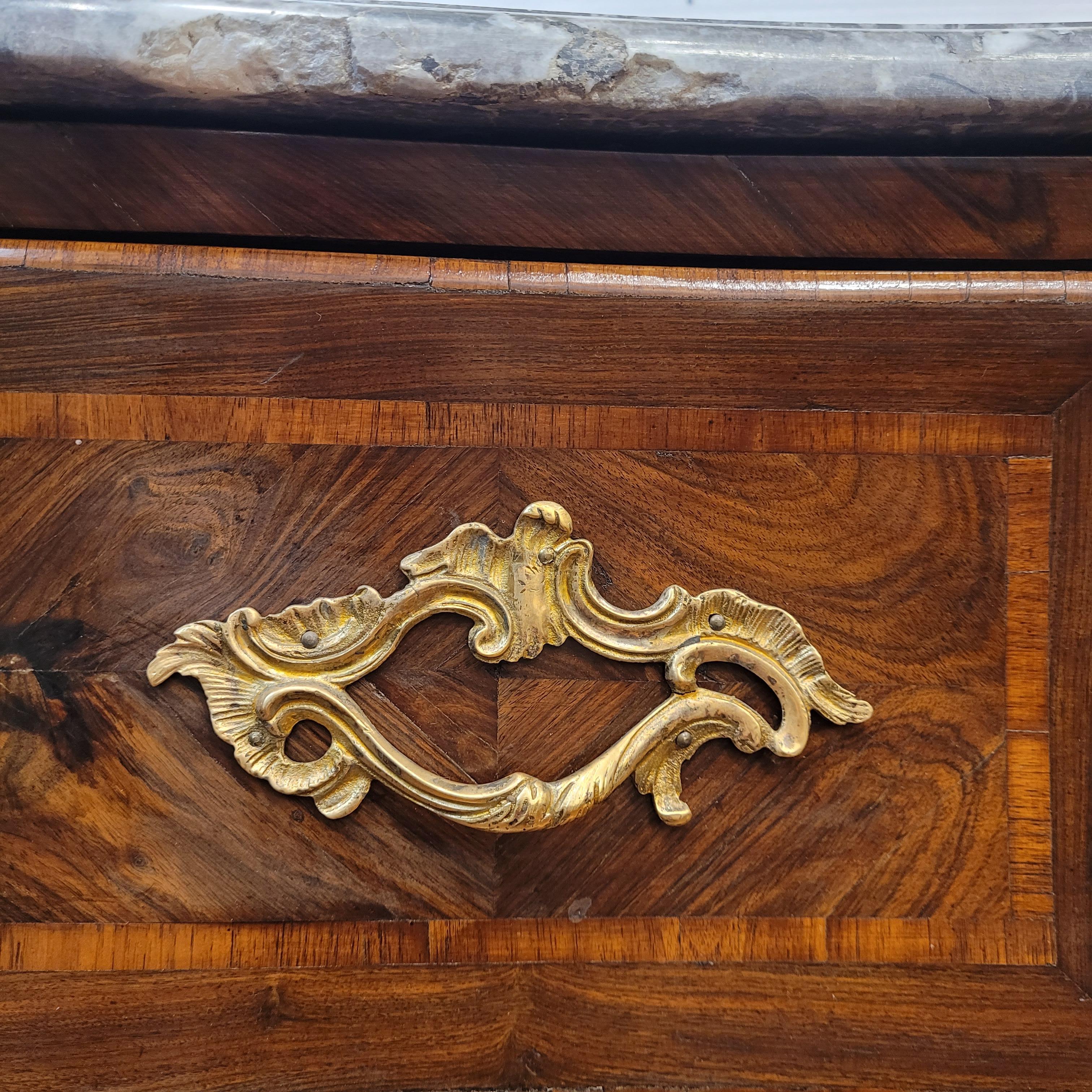 Commode curved Francia Louis XV chest of drawers in marquetry, ormolu , marble en venta 10