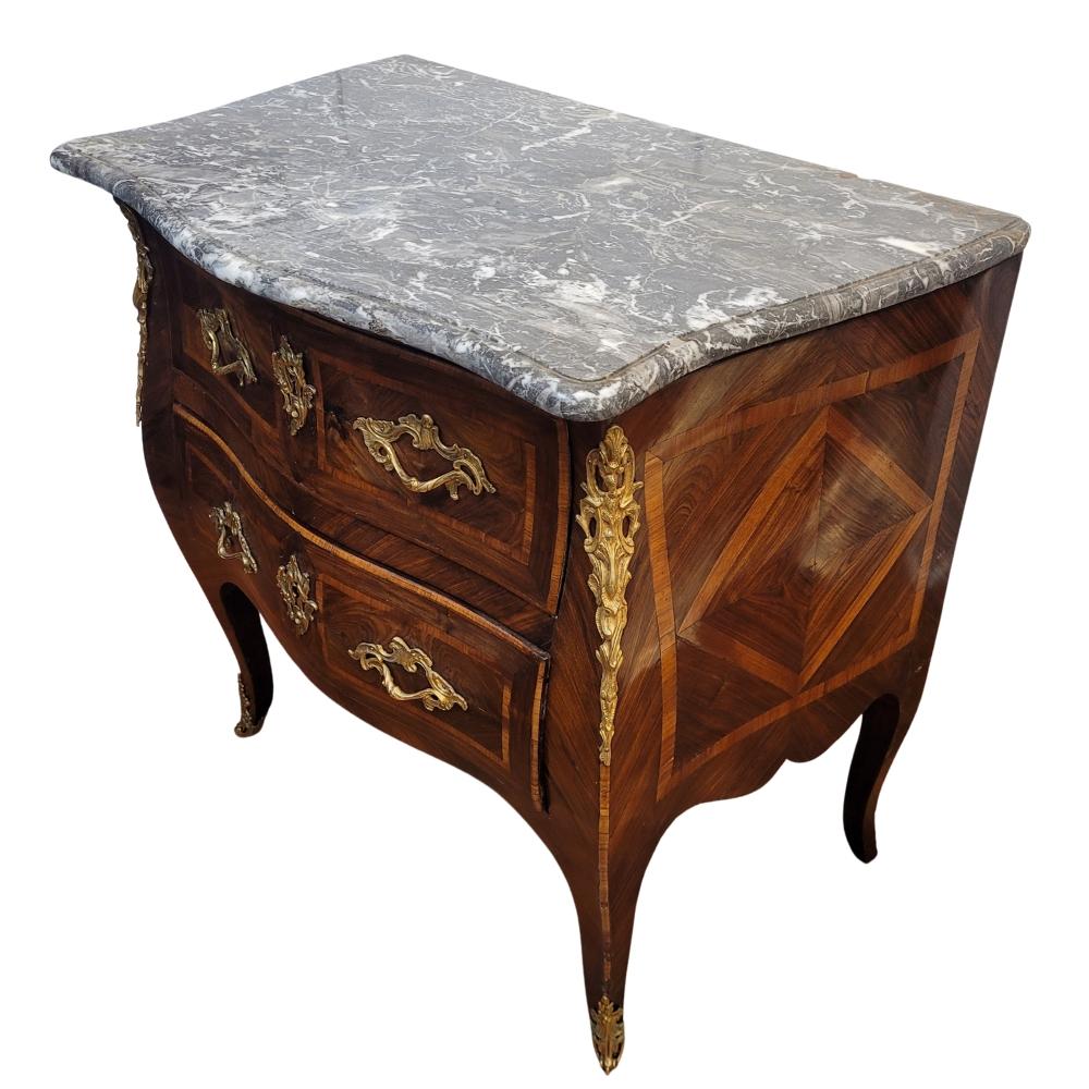 Commode curved Francia Louis XV chest of drawers in marquetry, ormolu , marble Luis XV en venta