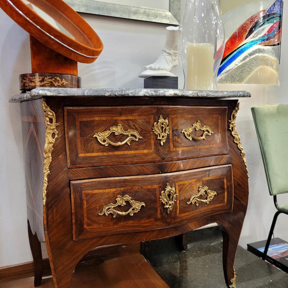 Commode curved Francia Louis XV chest of drawers in marquetry, ormolu , marble Francés en venta