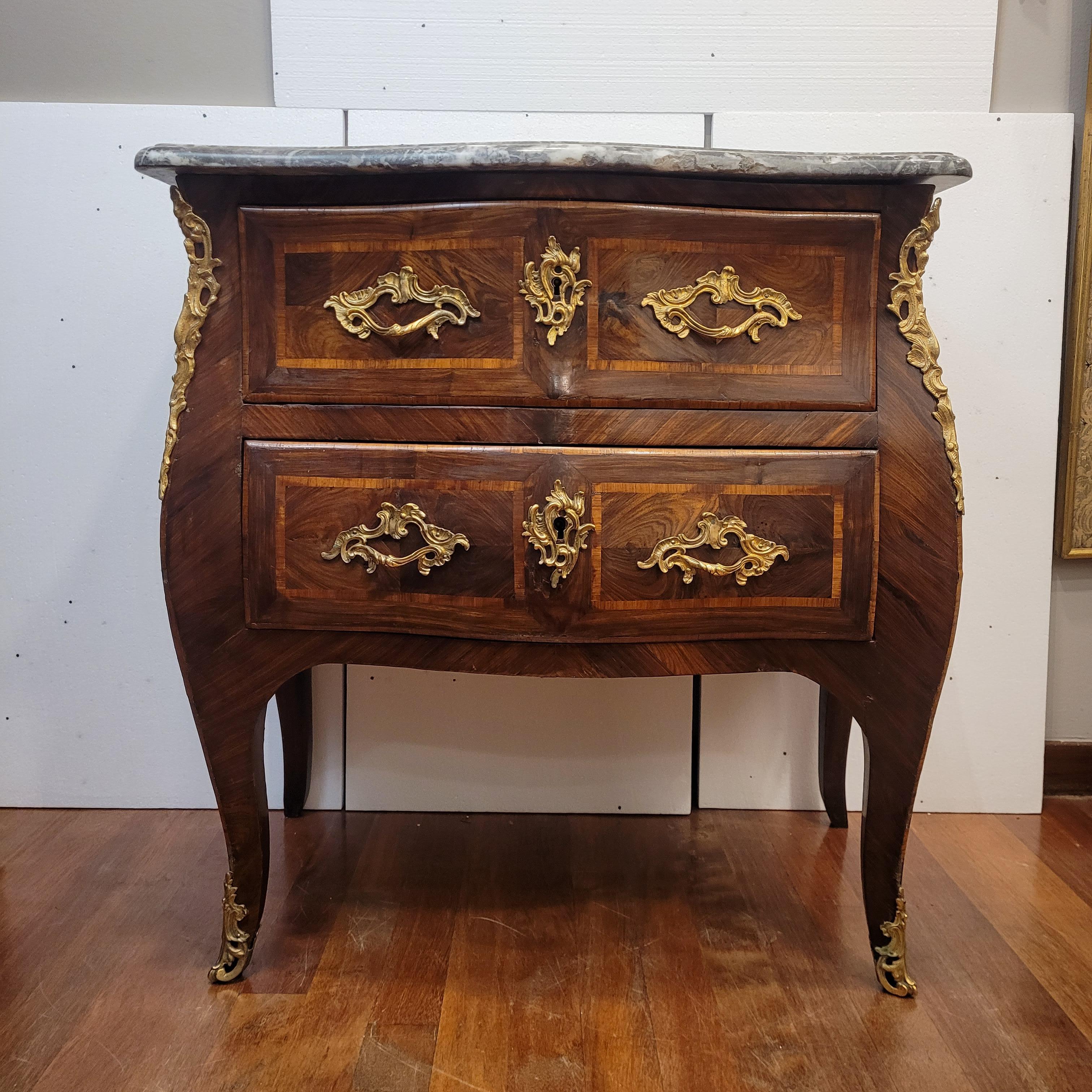 Commode curved Francia Louis XV chest of drawers in marquetry, ormolu , marble In Good Condition For Sale In Valladolid, ES