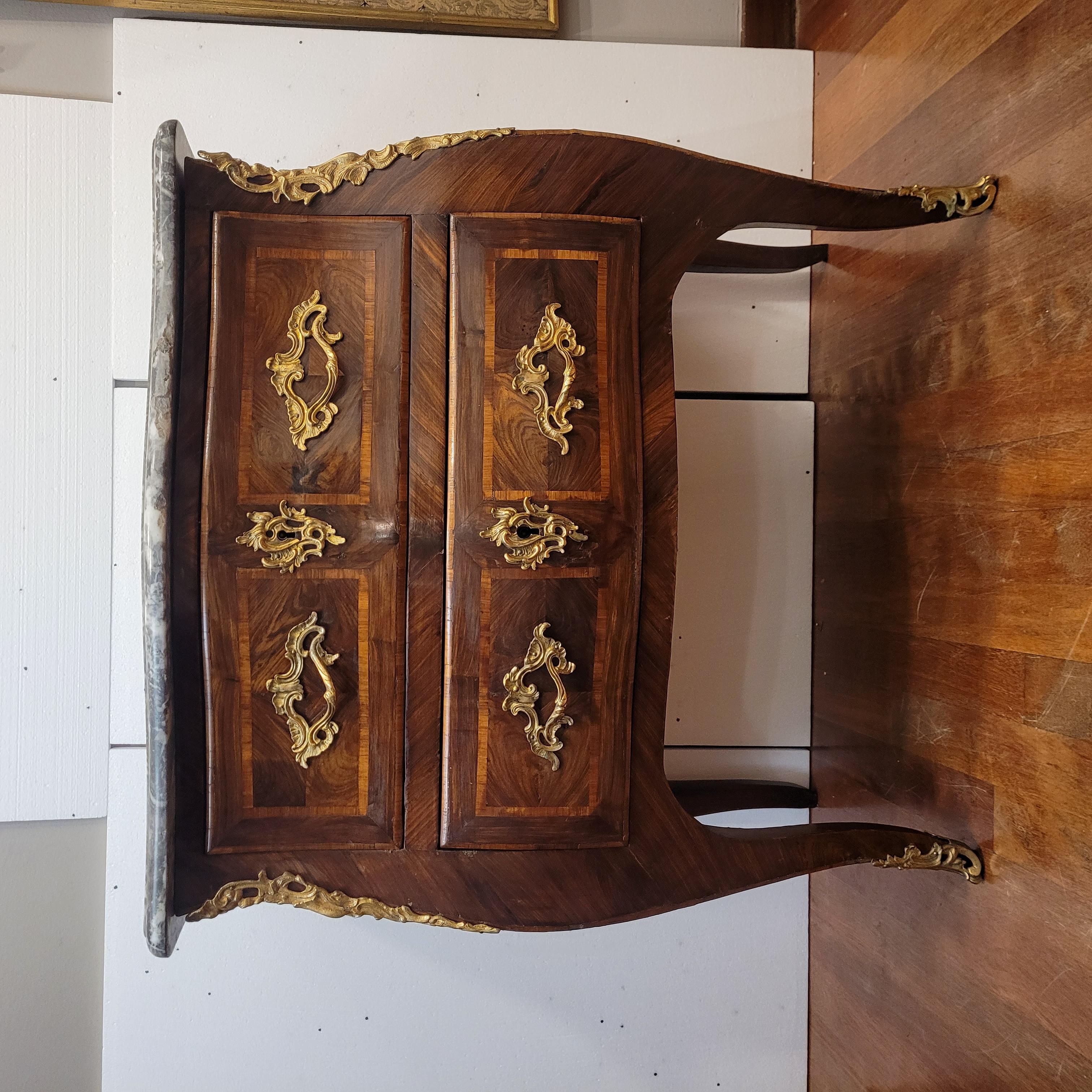 Commode curved Francia Louis XV chest of drawers in marquetry, ormolu , marble Hecho a mano en venta