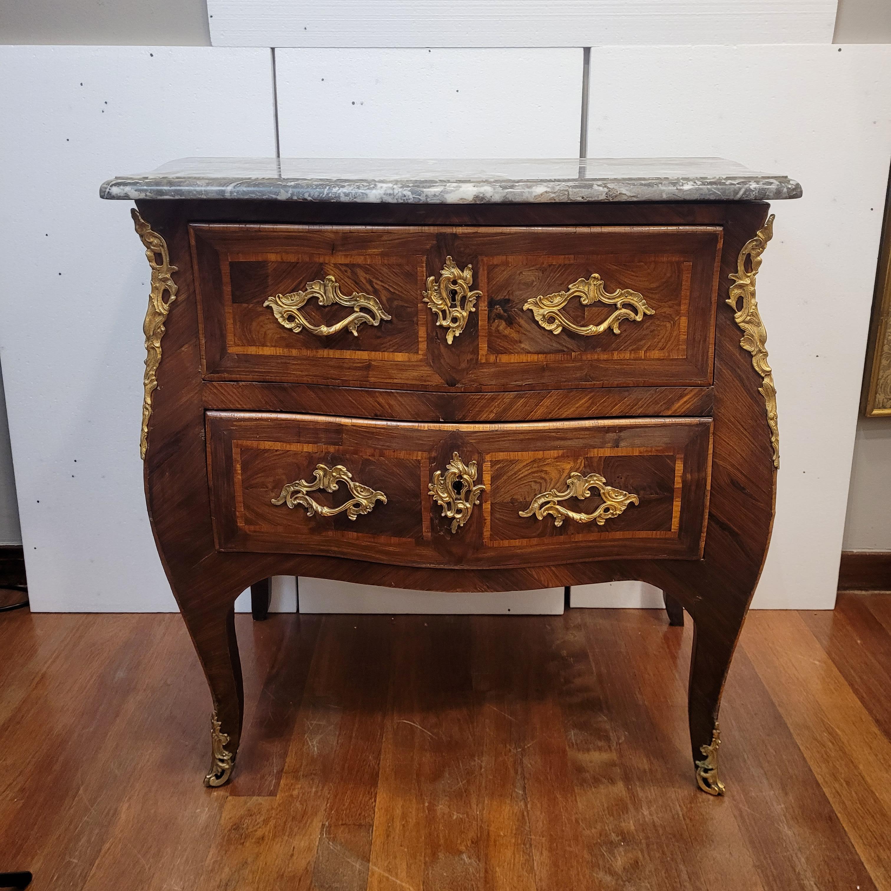 Commode curved Francia Louis XV chest of drawers in marquetry, ormolu , marble en Bueno estado para la venta en Valladolid, ES