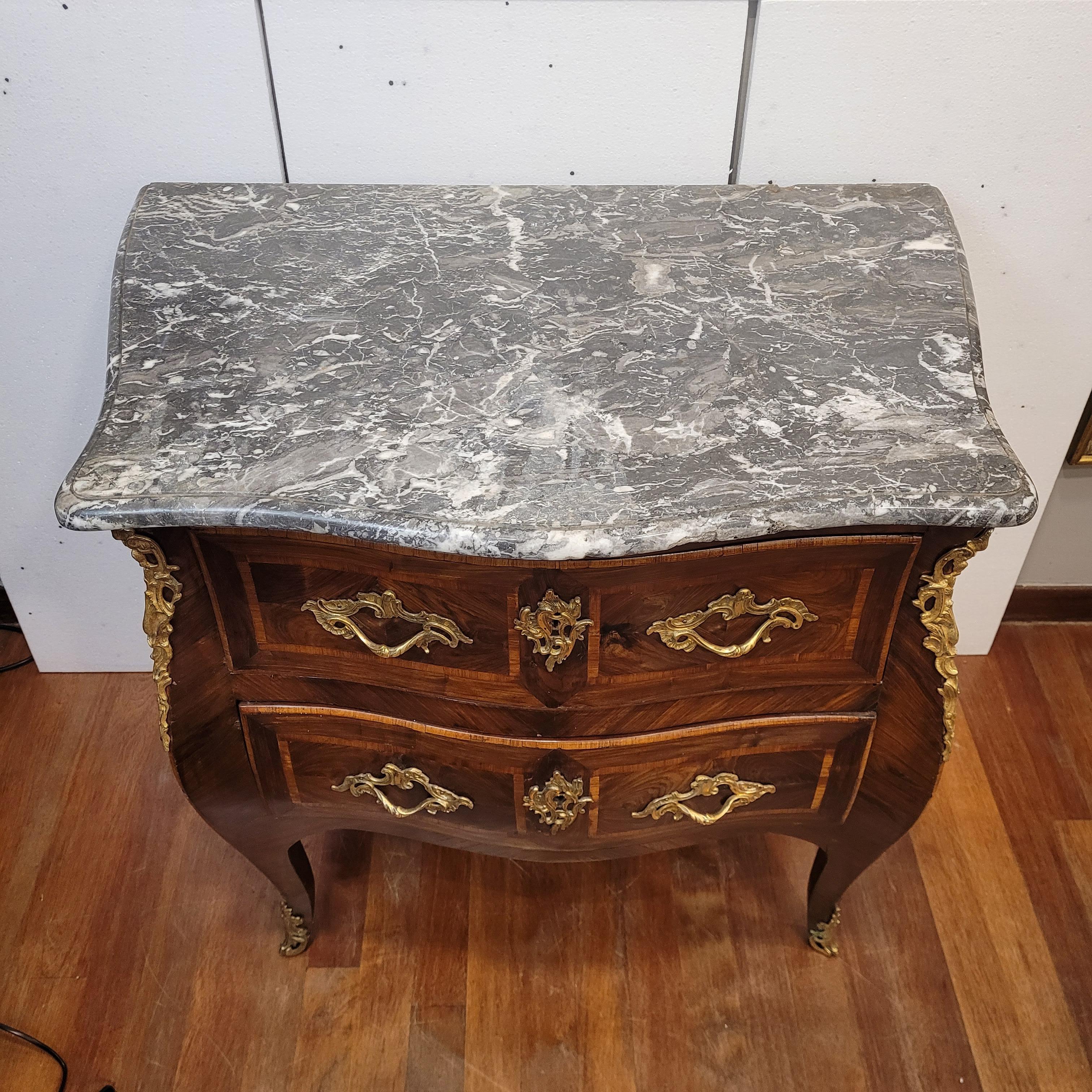 Commode curved Francia Louis XV chest of drawers in marquetry, ormolu , marble finales del siglo XVIII en venta