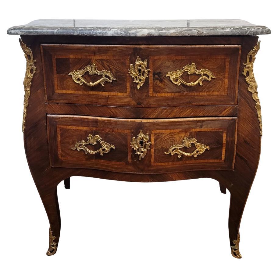 Commode curved Francia Louis XV chest of drawers in marquetry, ormolu , marble en venta