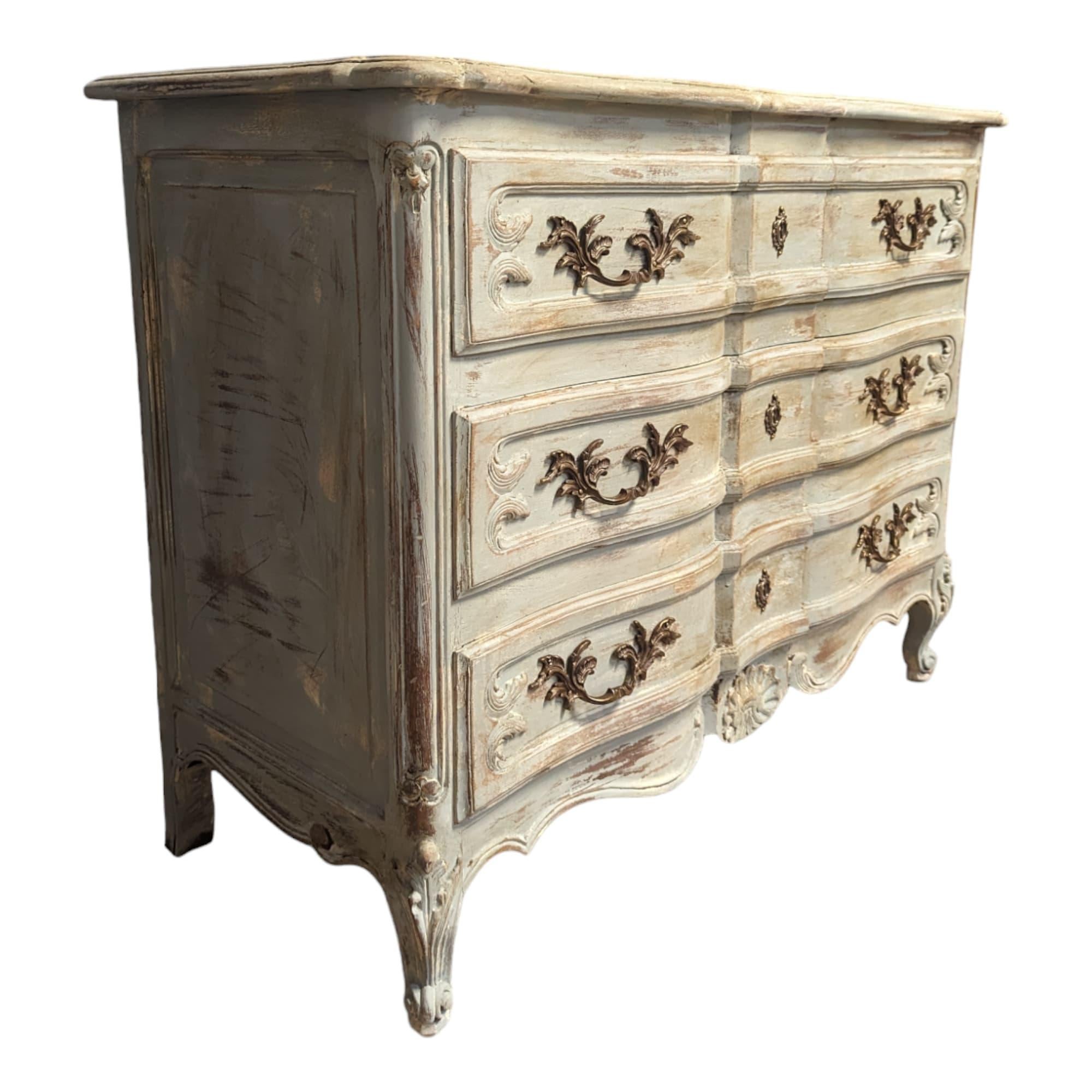 Coming from France. Immerse yourself in the timeless elegance of the Louis XV style with this superb patinated chest of drawers, a true jewel of French craftsmanship.

Inspired by the refined aesthetic of the period, this chest of drawers combines
