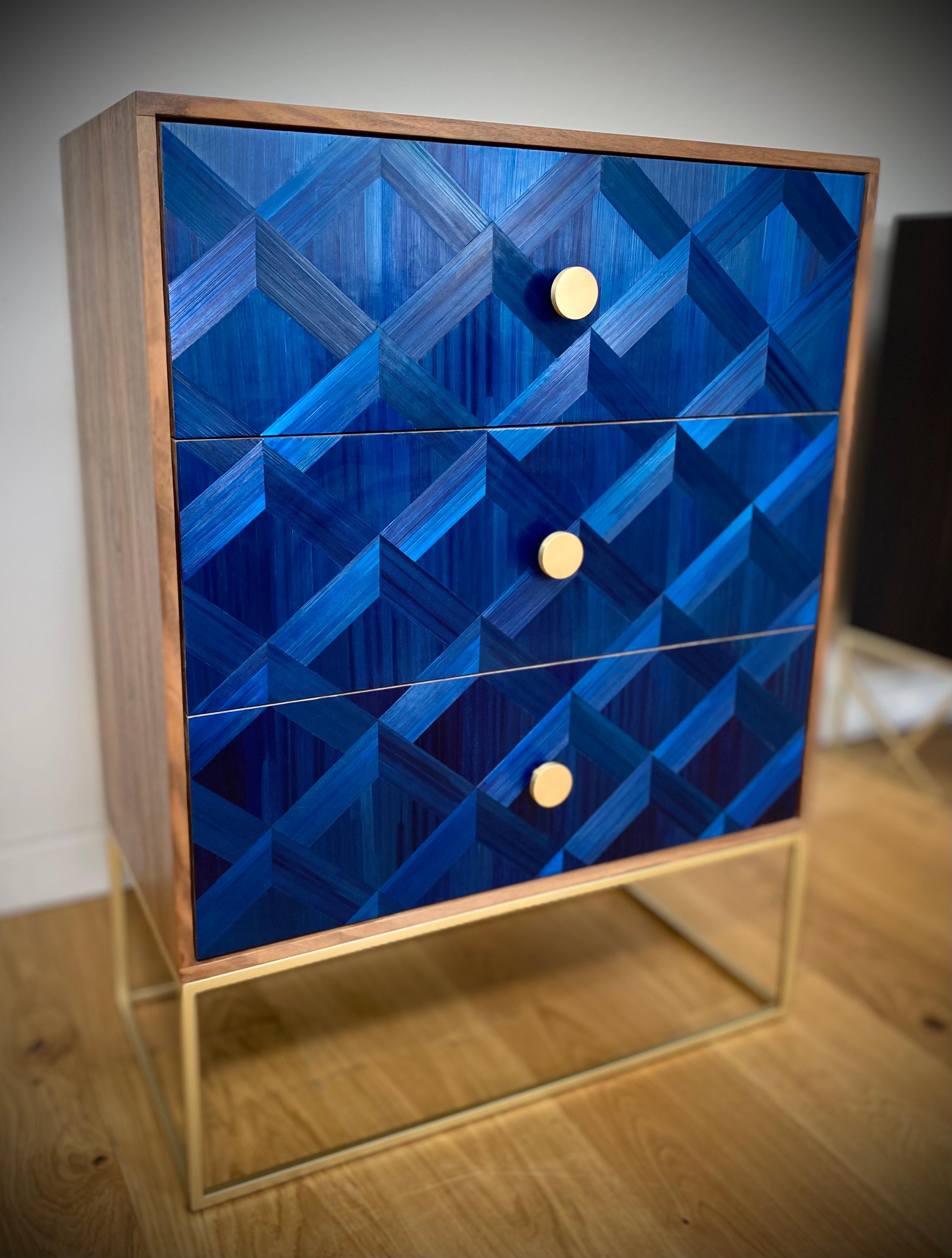 Cette commode joue avec la profondeur et les motifs de la marqueterie de paille.
La lumière ne sera jamais la même et les motifs de la marqueterie de paille changeront en fonction de votre déplacement dans la pièce ou en fonction de l'heure de la