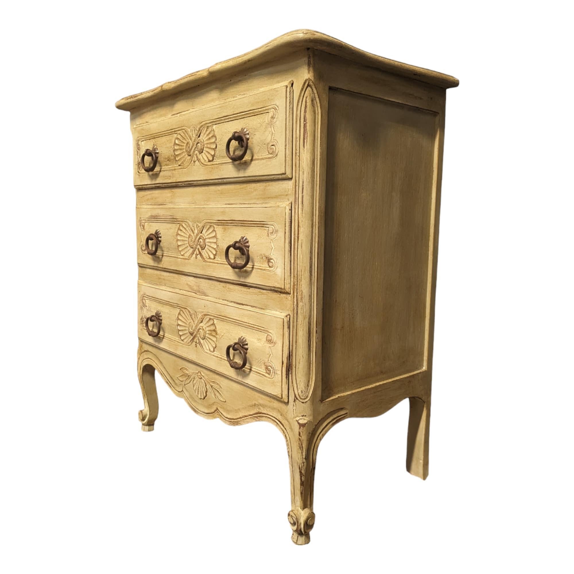 Coming from France. Discover the classic elegance of the Louis XV style with this magnificent patinated entryway chest of drawers, a remarkable example of French craftsmanship.

Inspired by the flowing lines and delicate ornaments characteristic of