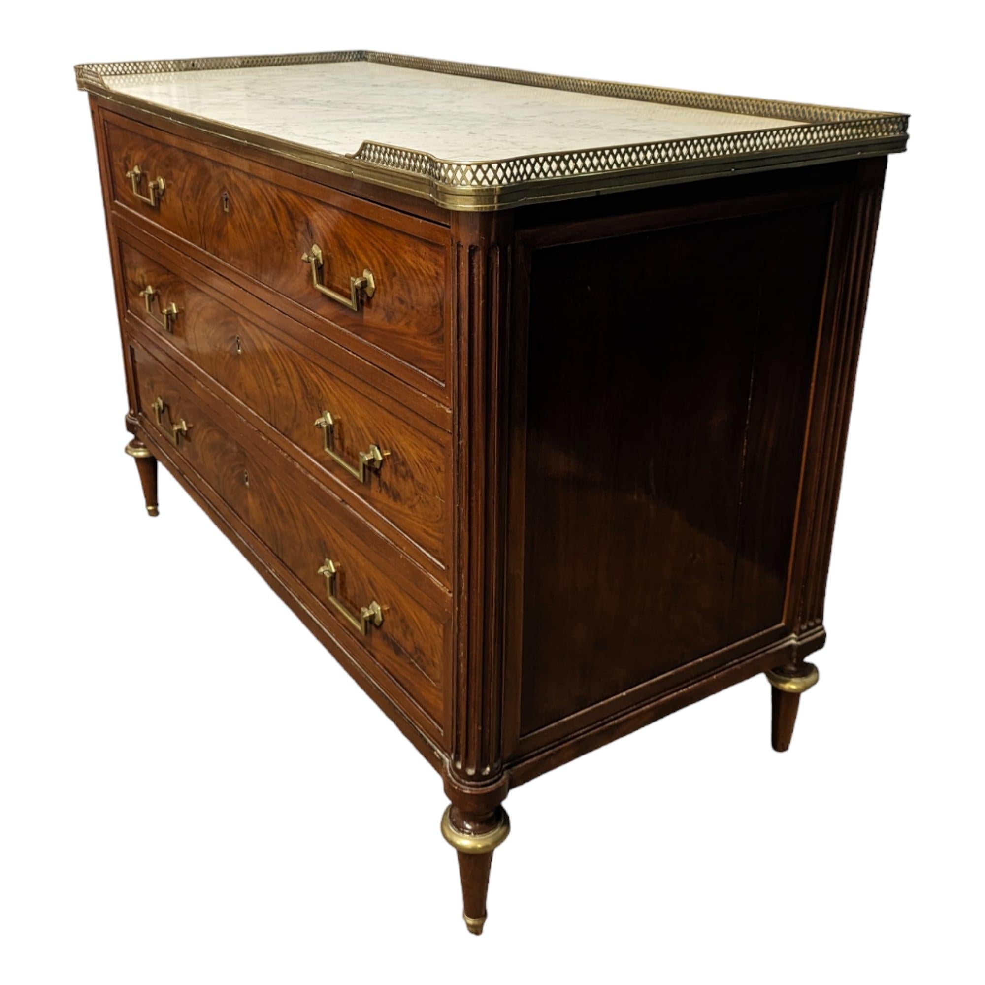 Coming from France. Immerse yourself in the timeless elegance of Louis XVI style with this remarkable mahogany chest of drawers, a piece that evokes the refinement and sophistication of the era.

Crafted from mahogany, a precious wood often used in