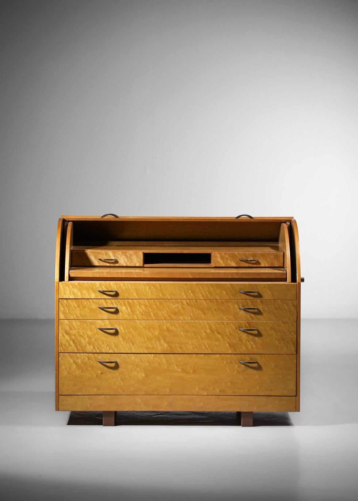 Italian chest of drawers from the 1980s by the designer Giovanni Offredi for the publishing house Saporiti. Entirely made of burr wood, with a retractable shelf, four large drawers and two small ones inside the cabinet. Very nice workmanship and