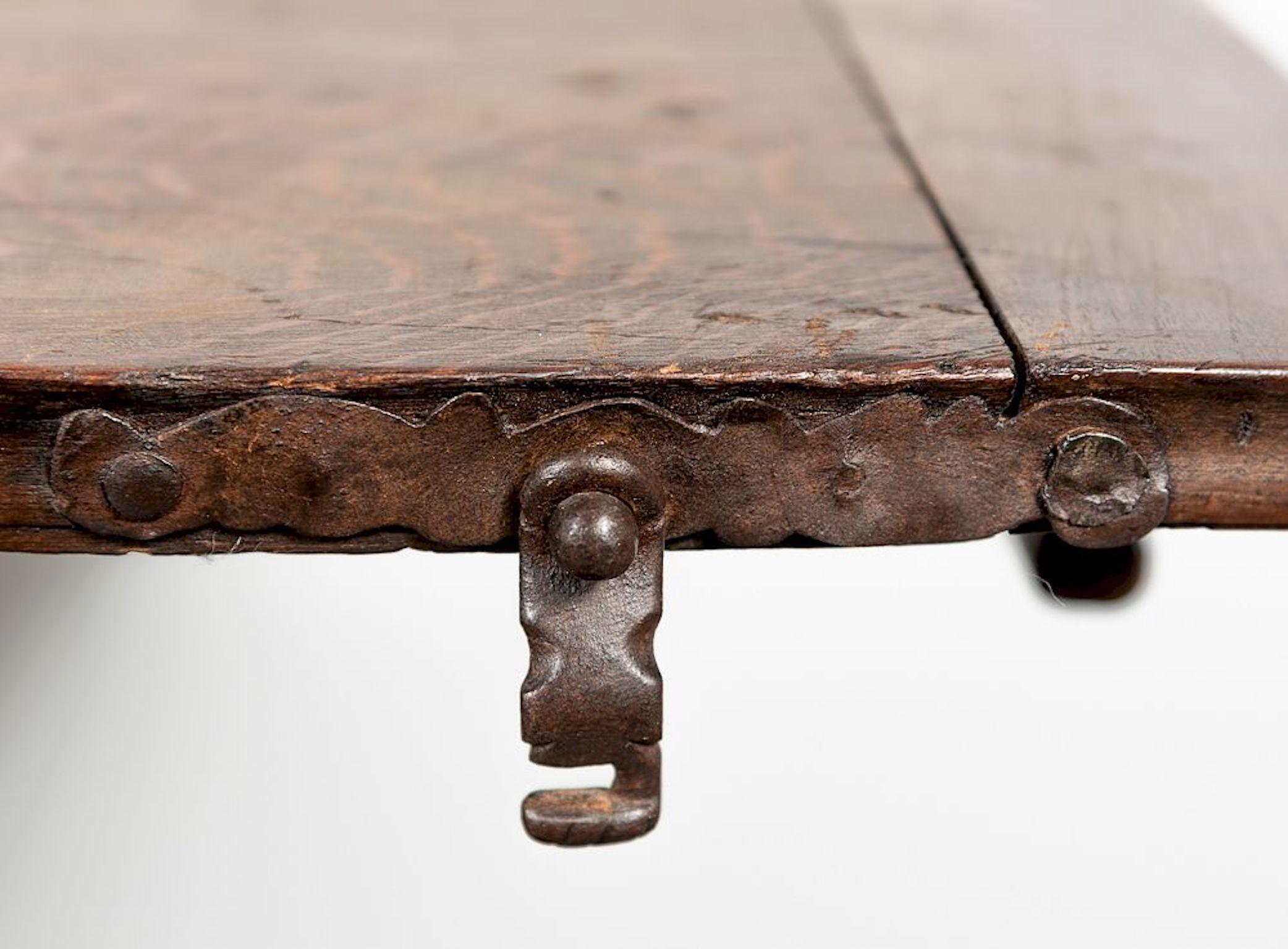 Commode, Early 18th Century In Good Condition In Essex, MA