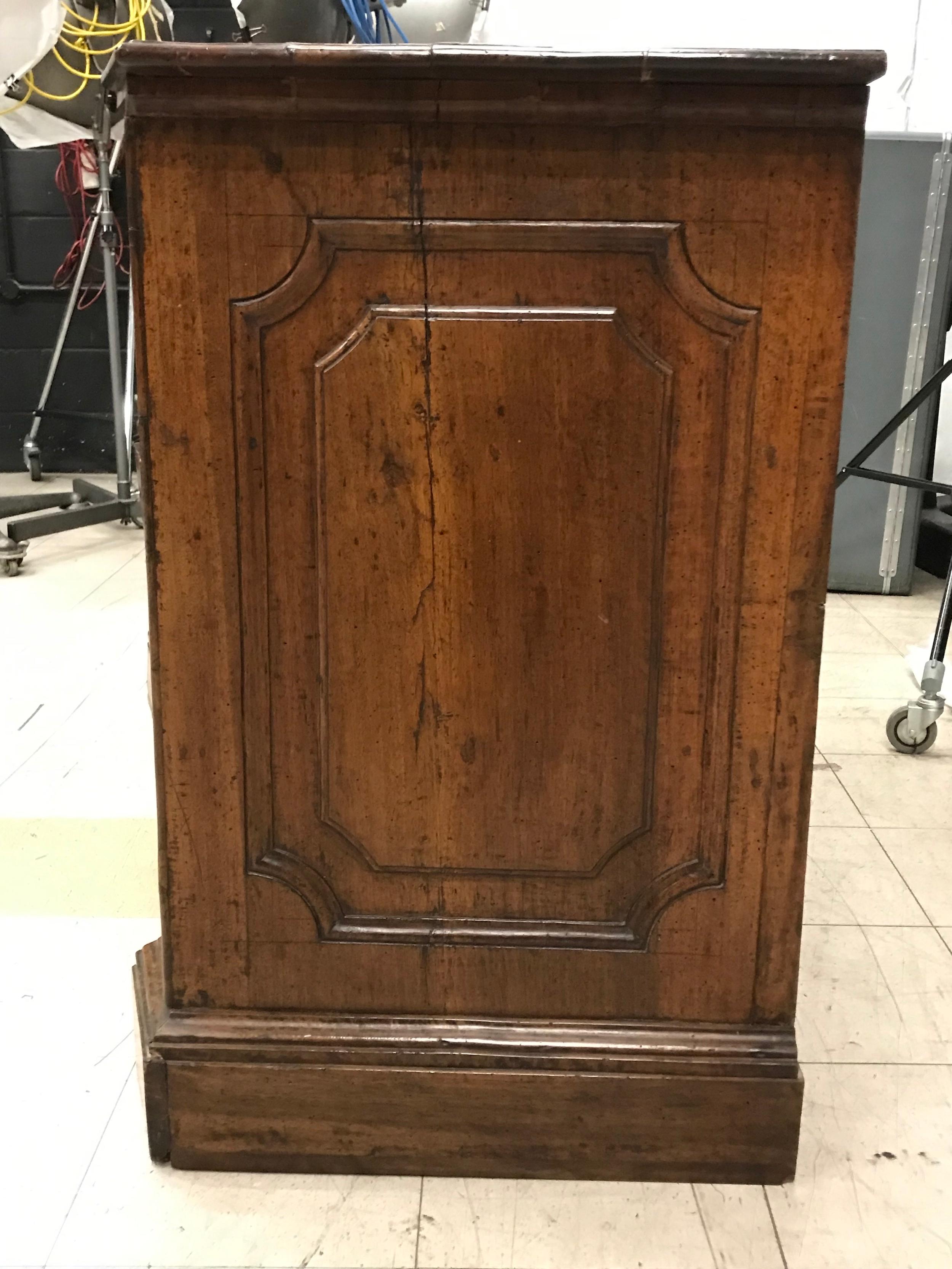 Commode, Early 18th Century, Italian, Venetian, Baroque, Walnut, Serpentine Front In Good Condition For Sale In BUNGAY, SUFFOLK