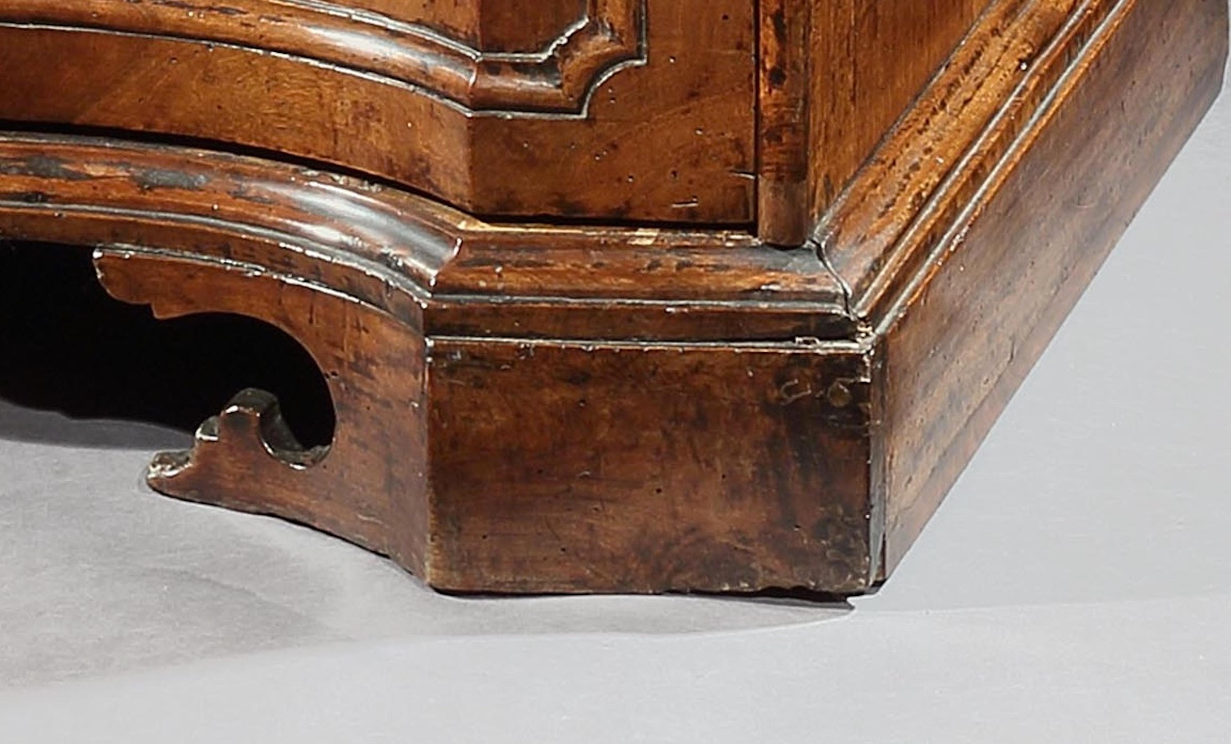 Commode, Early 18th Century, Italian, Venetian, Baroque, Walnut, Serpentine Front For Sale 4