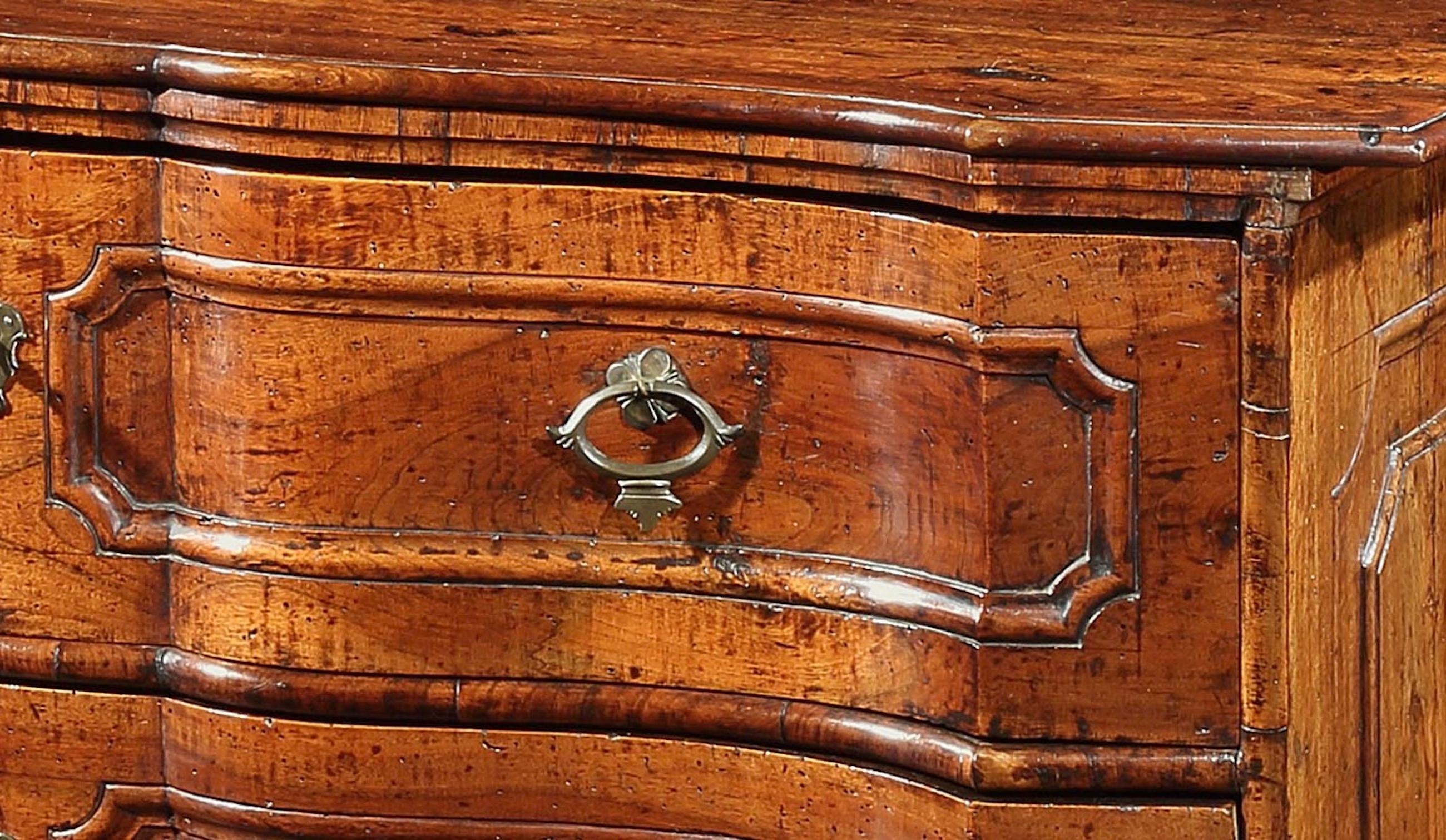 Commode, Early 18th Century, Italian, Venetian, Baroque, Walnut, Serpentine Front For Sale 5