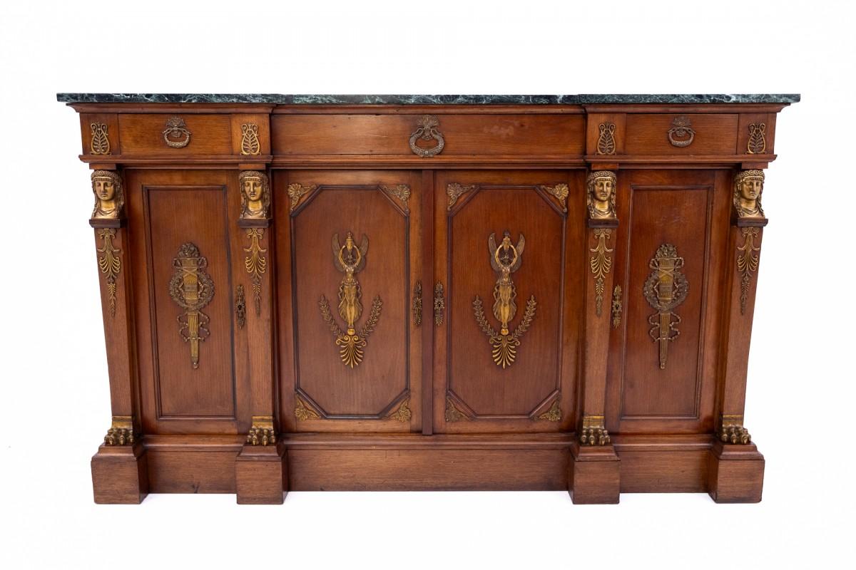 Commode Empire, Francia, vers 1860.

Très bonne condition.

Dimensioni: hauteur 104 cm / largeur 178 cm / profondeur 59 cm