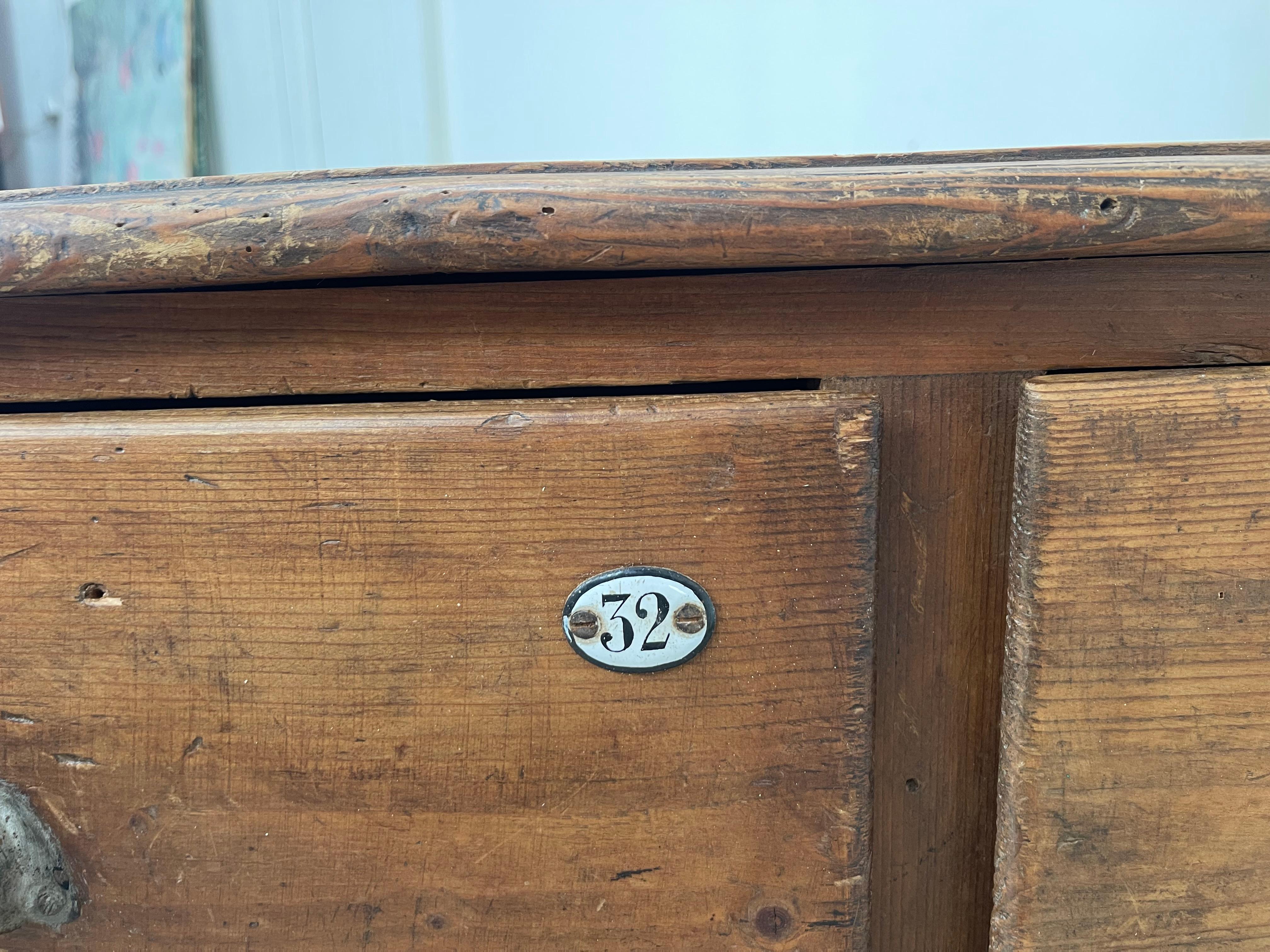 Commode en pin et chêne, ancien meuble d'atelier in vendita 5
