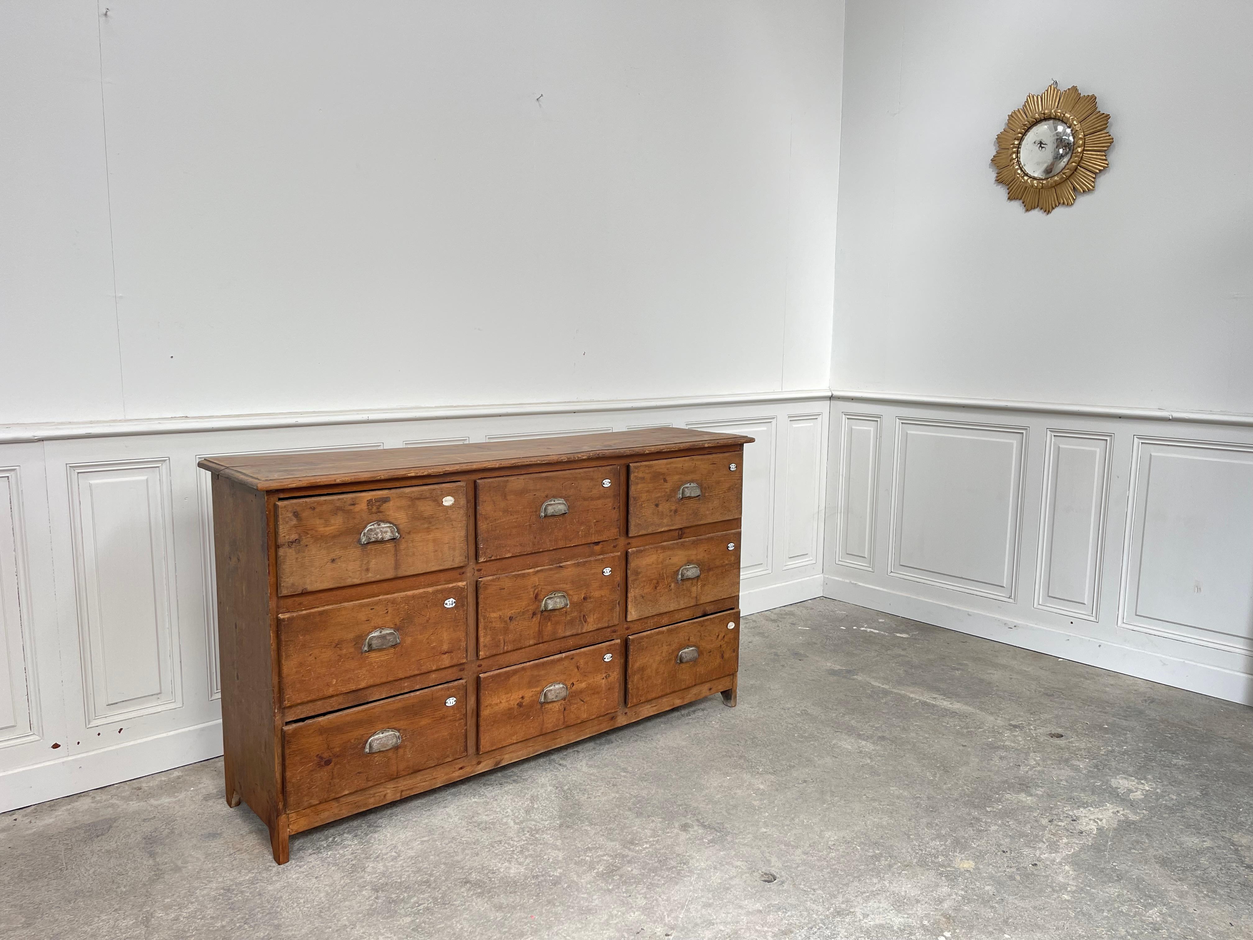 Commode en pin et chêne, ancien meuble d'atelier In condizioni buone in vendita a ALBIGNY-SUR-SAÔNE, FR