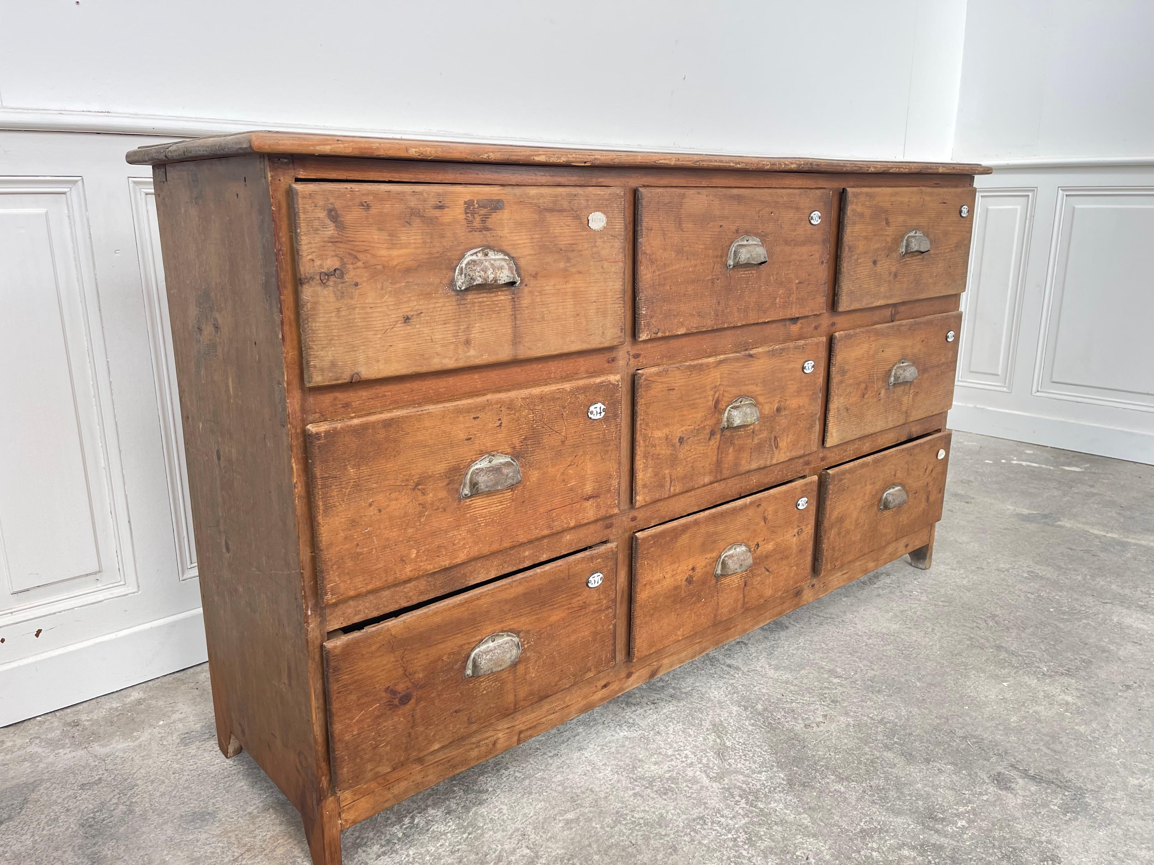 XX secolo Commode en pin et chêne, ancien meuble d'atelier in vendita