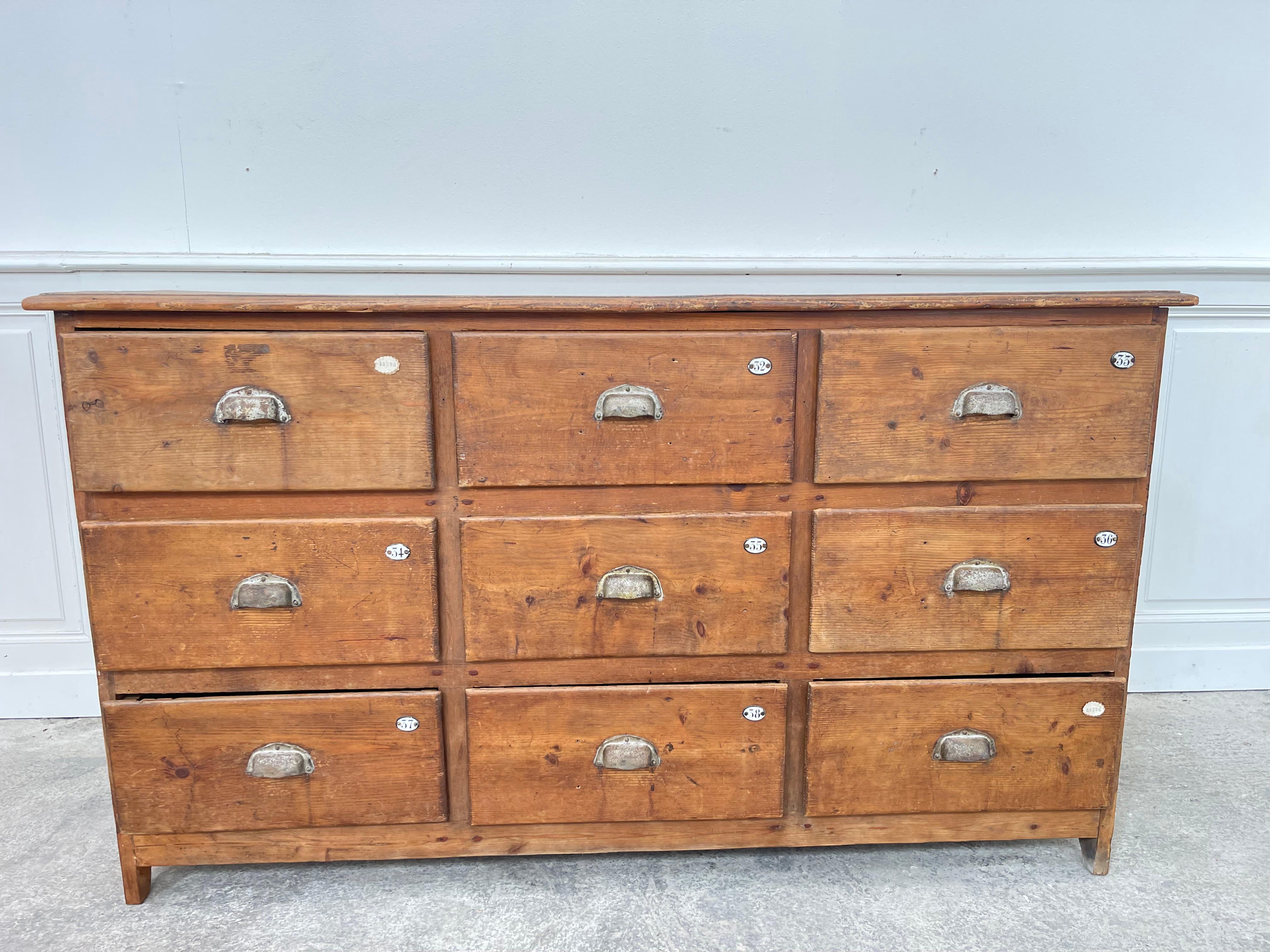 Quercia Commode en pin et chêne, ancien meuble d'atelier in vendita