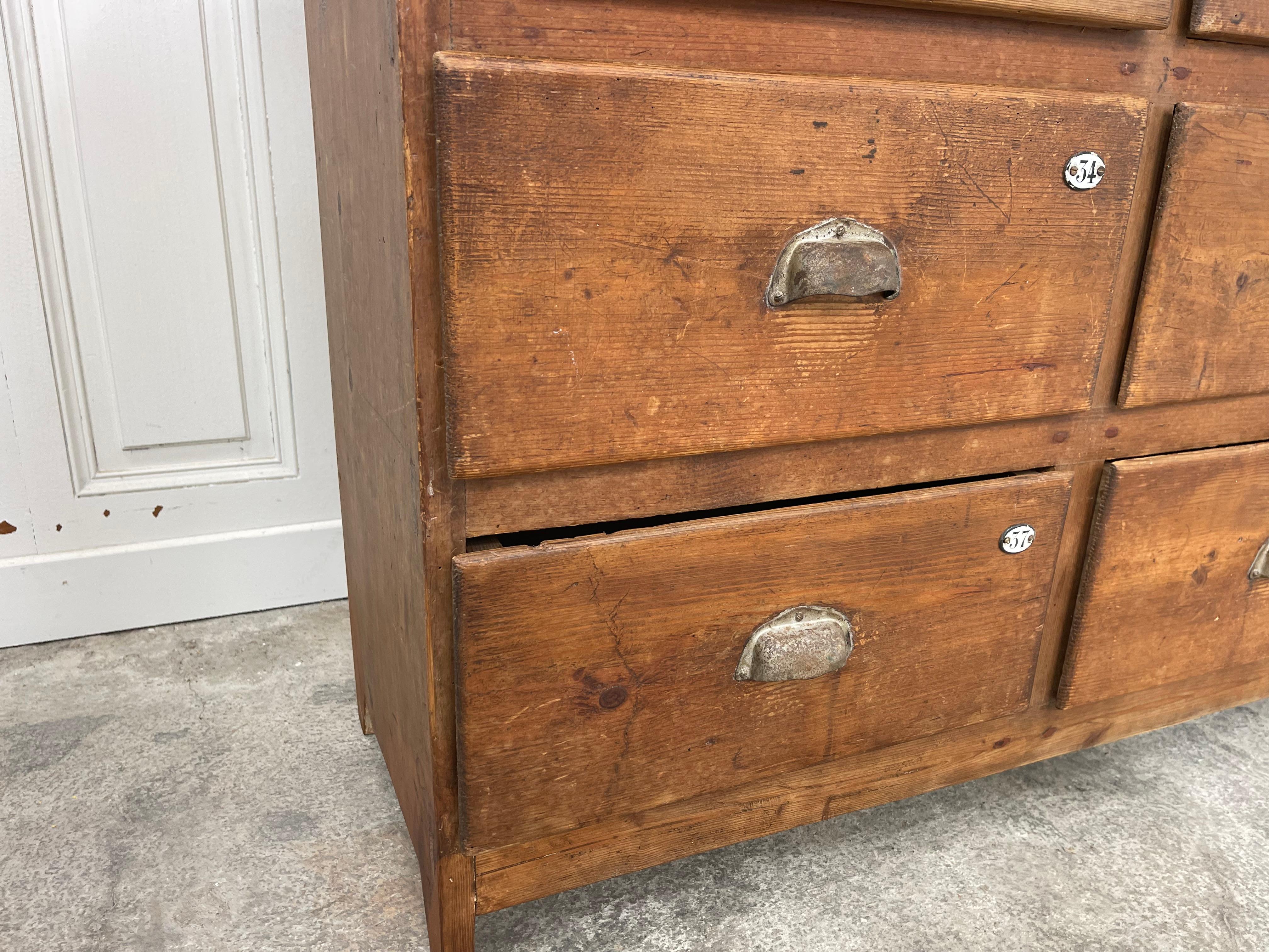 Commode en pin et chêne, ancien meuble d'atelier in vendita 1