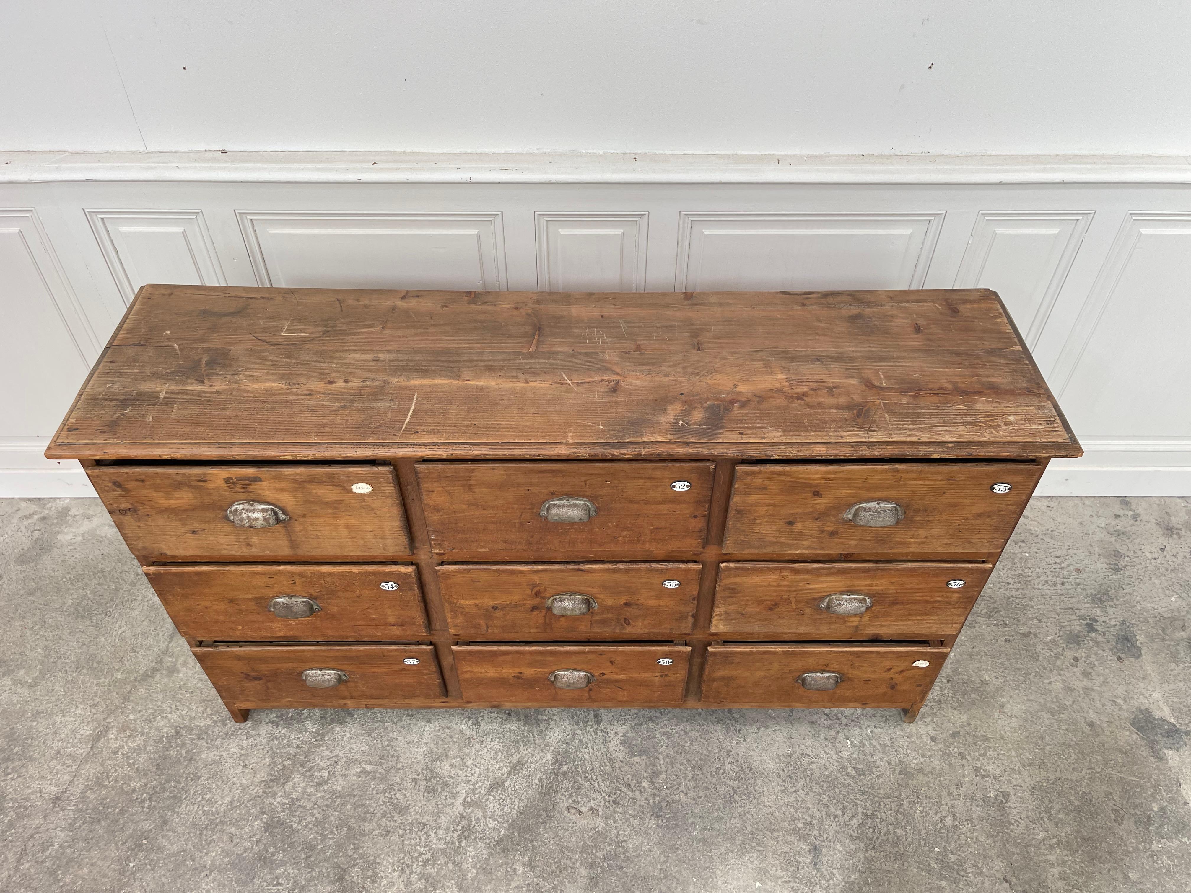 Commode en pin et chêne, ancien meuble d'atelier in vendita 3