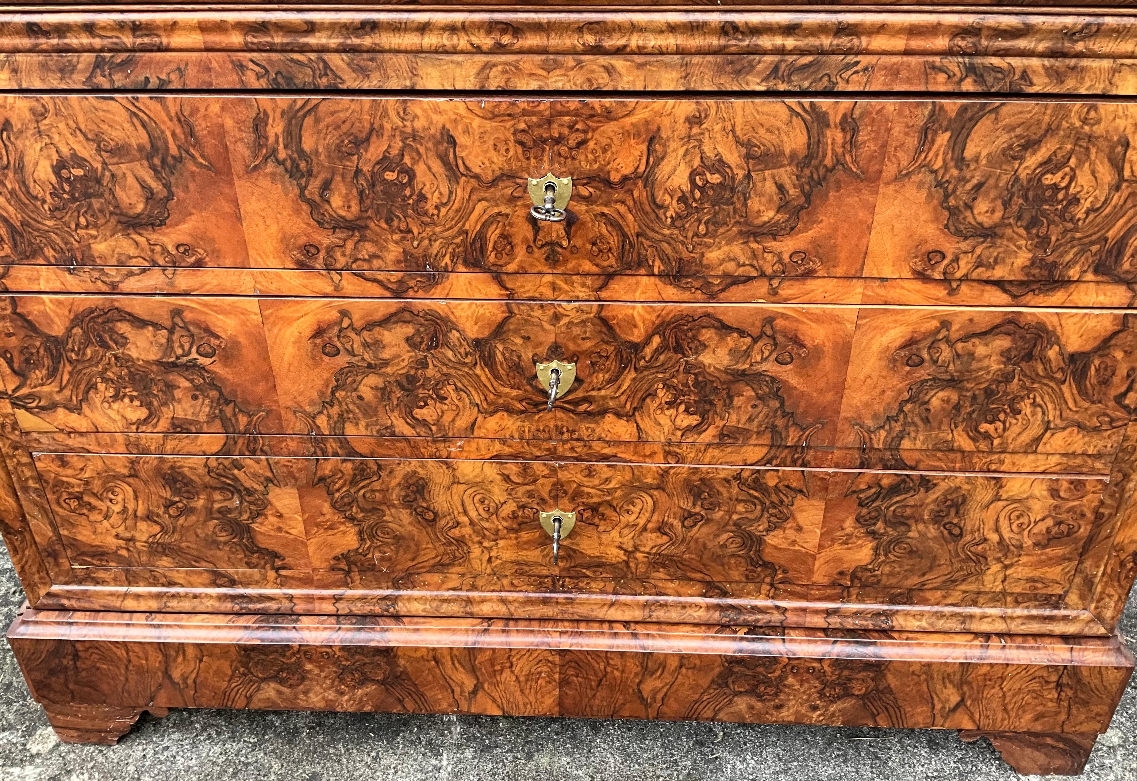 Louis Philippe 19th century French chest of drawers. The wood is in walnut bramble.
Walnut brambles are flamed because they have many aesthetic designs. These drawings have complex patterns with high contrast and entangled veins on a naturally dark