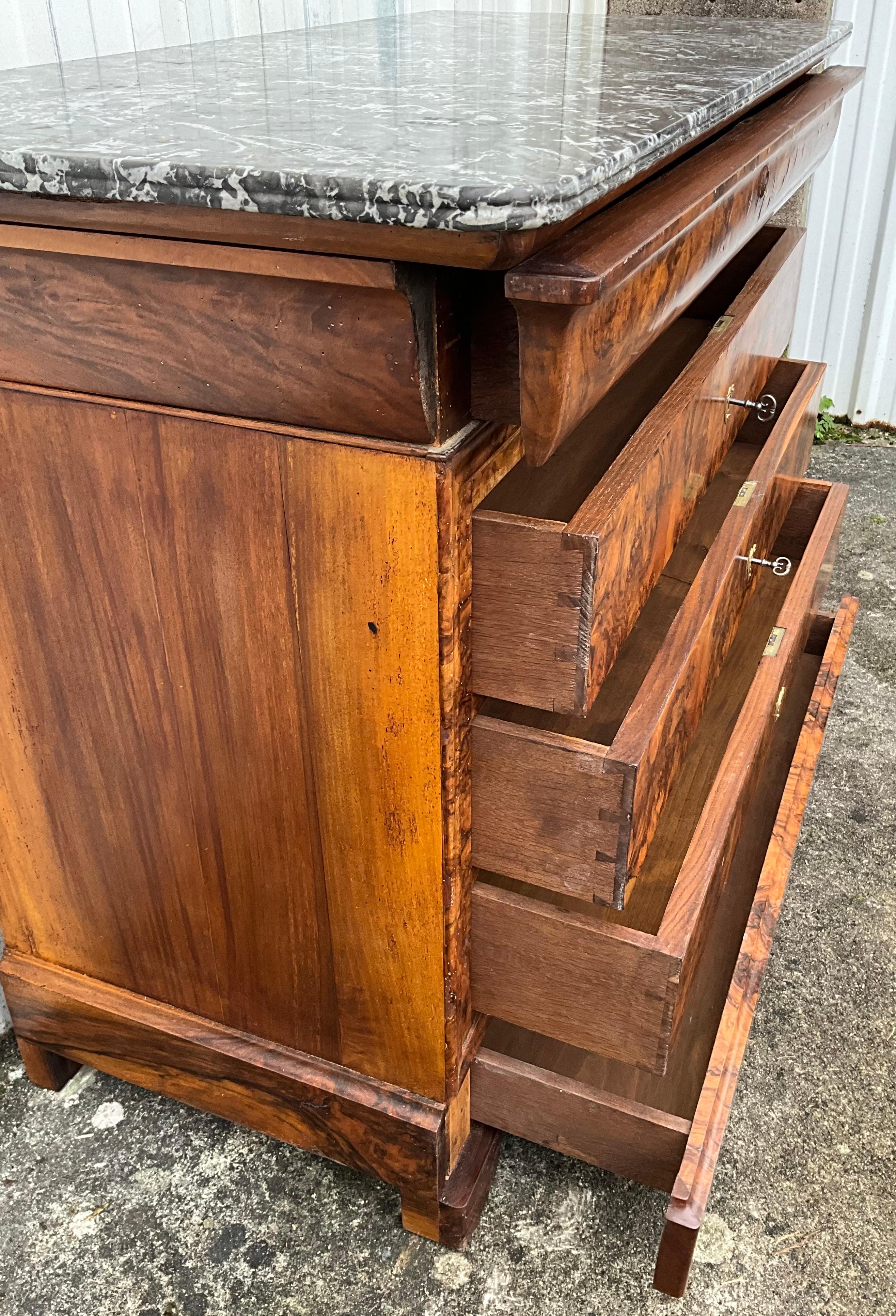 French chest of drawers Louis Philippe mid 19th ronce of walnut In Good Condition In SAINT-CLÉMENT-DE-LA-PLACE, FR