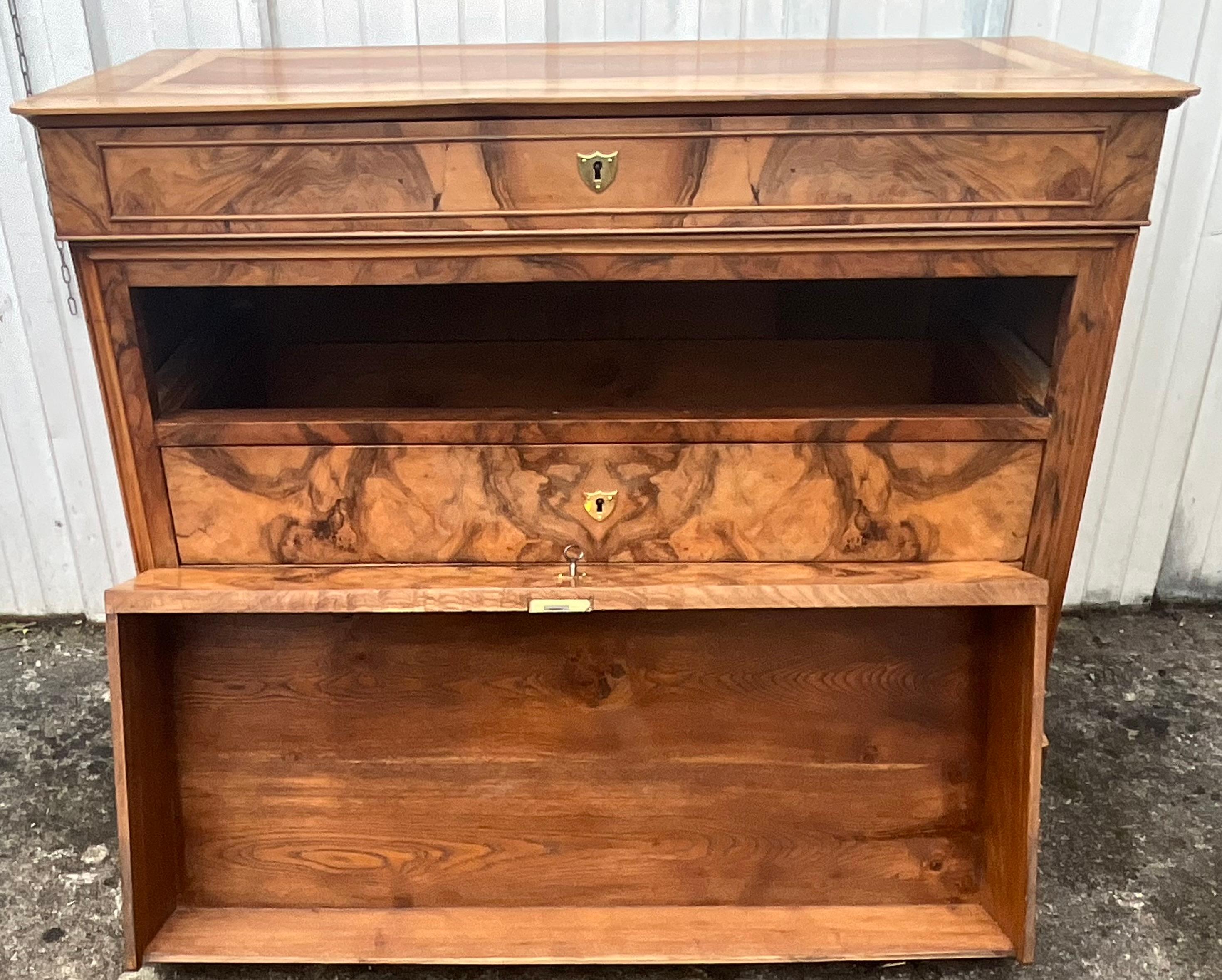 French chest of drawers Louis Philippe mid 19th ronce of walnut In Good Condition For Sale In SAINT-CLÉMENT-DE-LA-PLACE, FR
